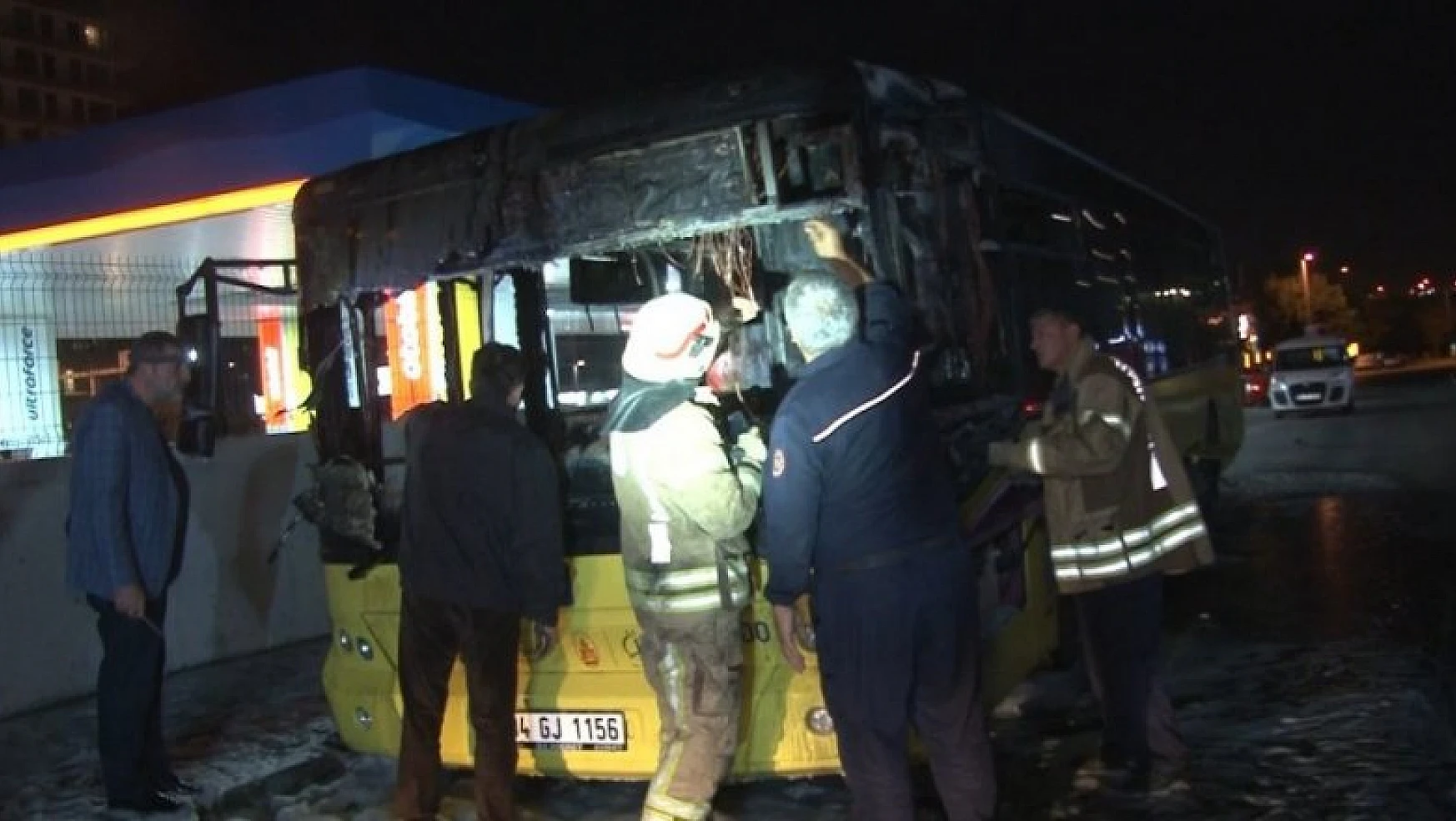 Park halinde olan halk otobüsü alev alev yandı