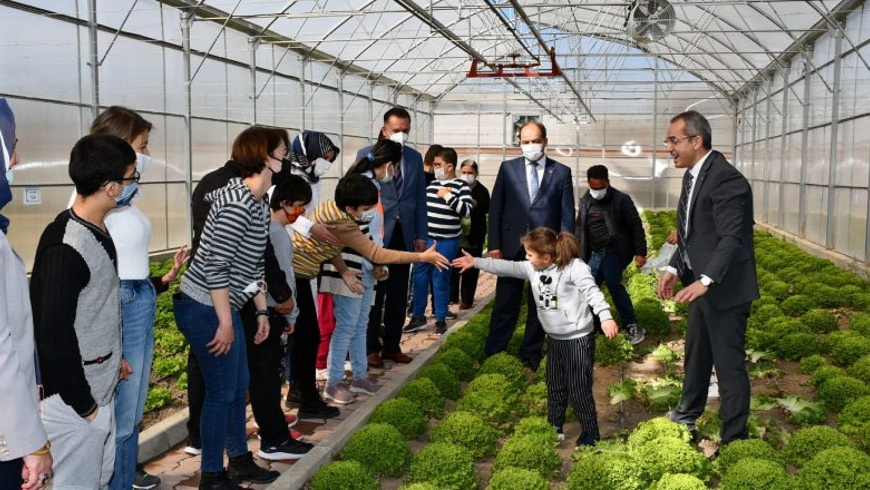 Seydişehir'de özel çocukların yetiştirdiği sebzeler hasat edildi