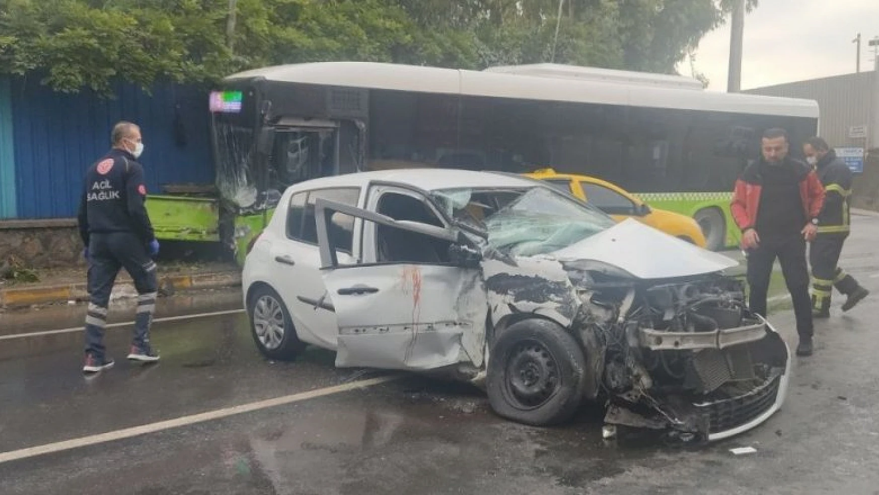 Belediye otobüsü ile otomobil çarpıştı, kadın sürücü hayatını kaybetti