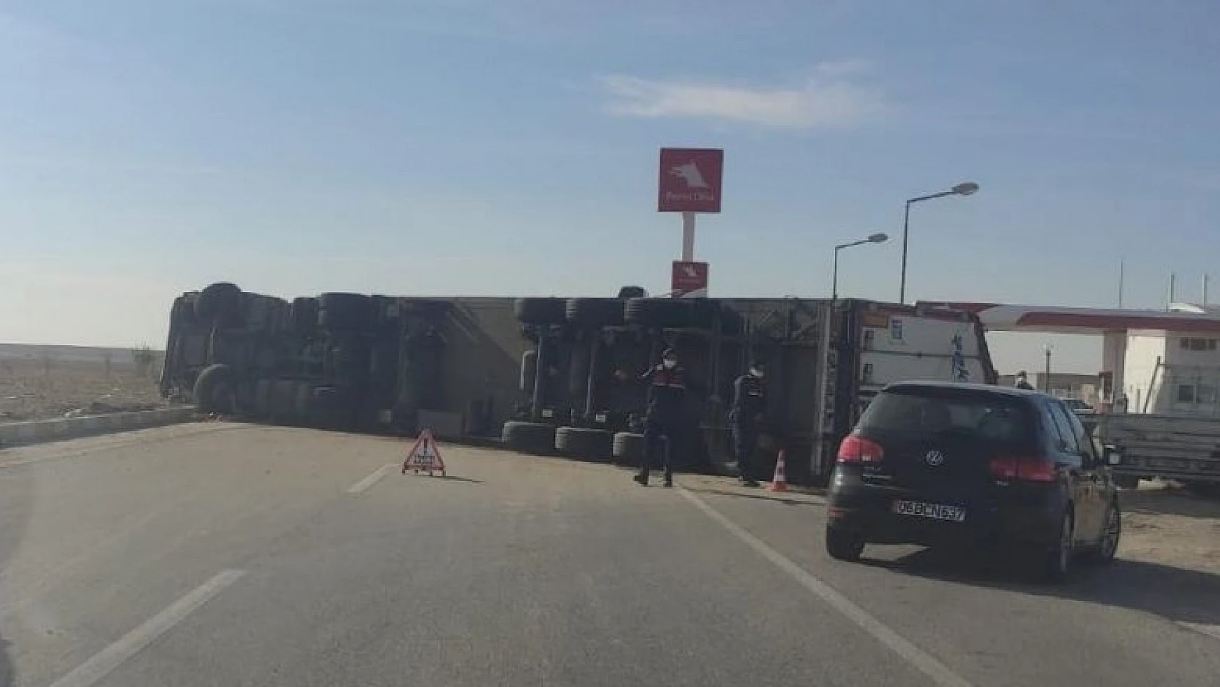 Konya'da devrilen tırın sürücüsü yaralandı