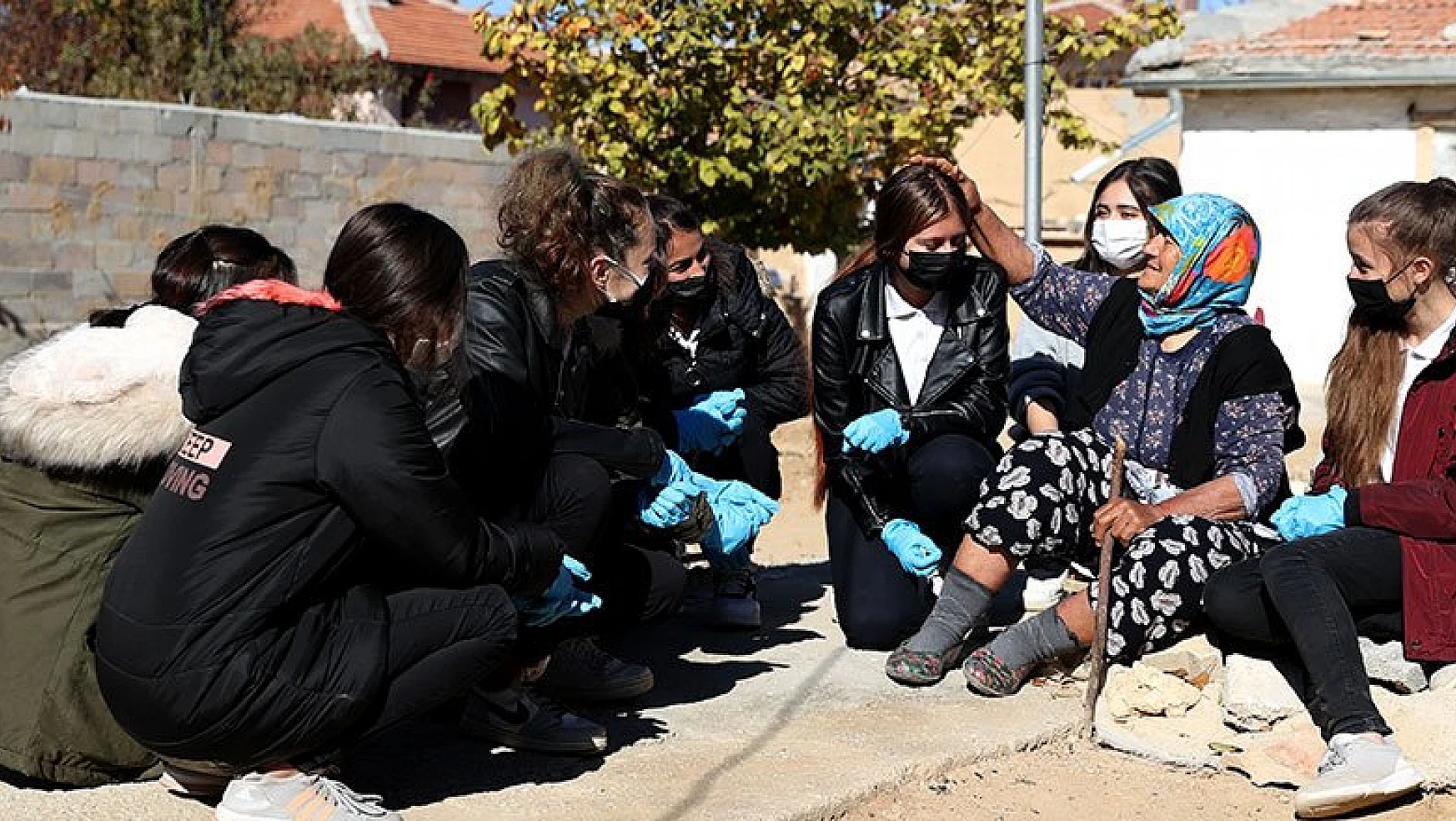 Konya'da Liseli kızlar yaşlıları ziyaret edip bahçelerinde güz temizliği yapıyor