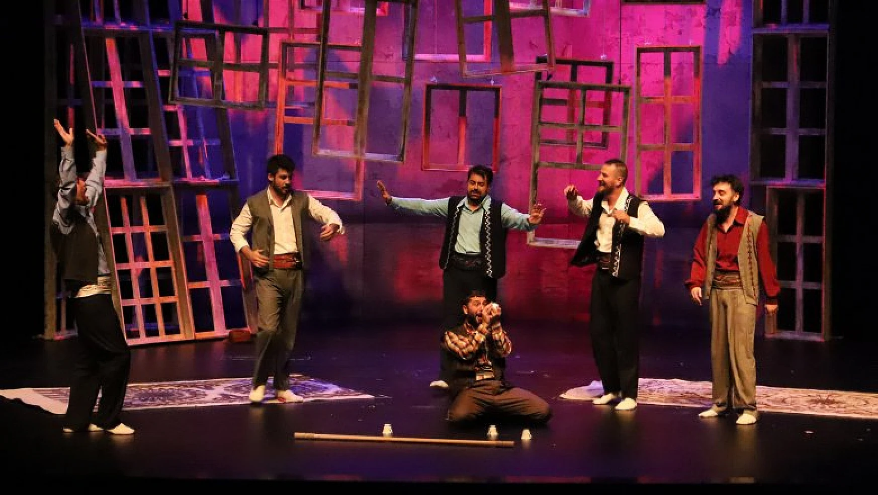 Konya Şehir Tiyatrosu 'Misafir' Oyununu Akşehirlilerle Buluşturdu