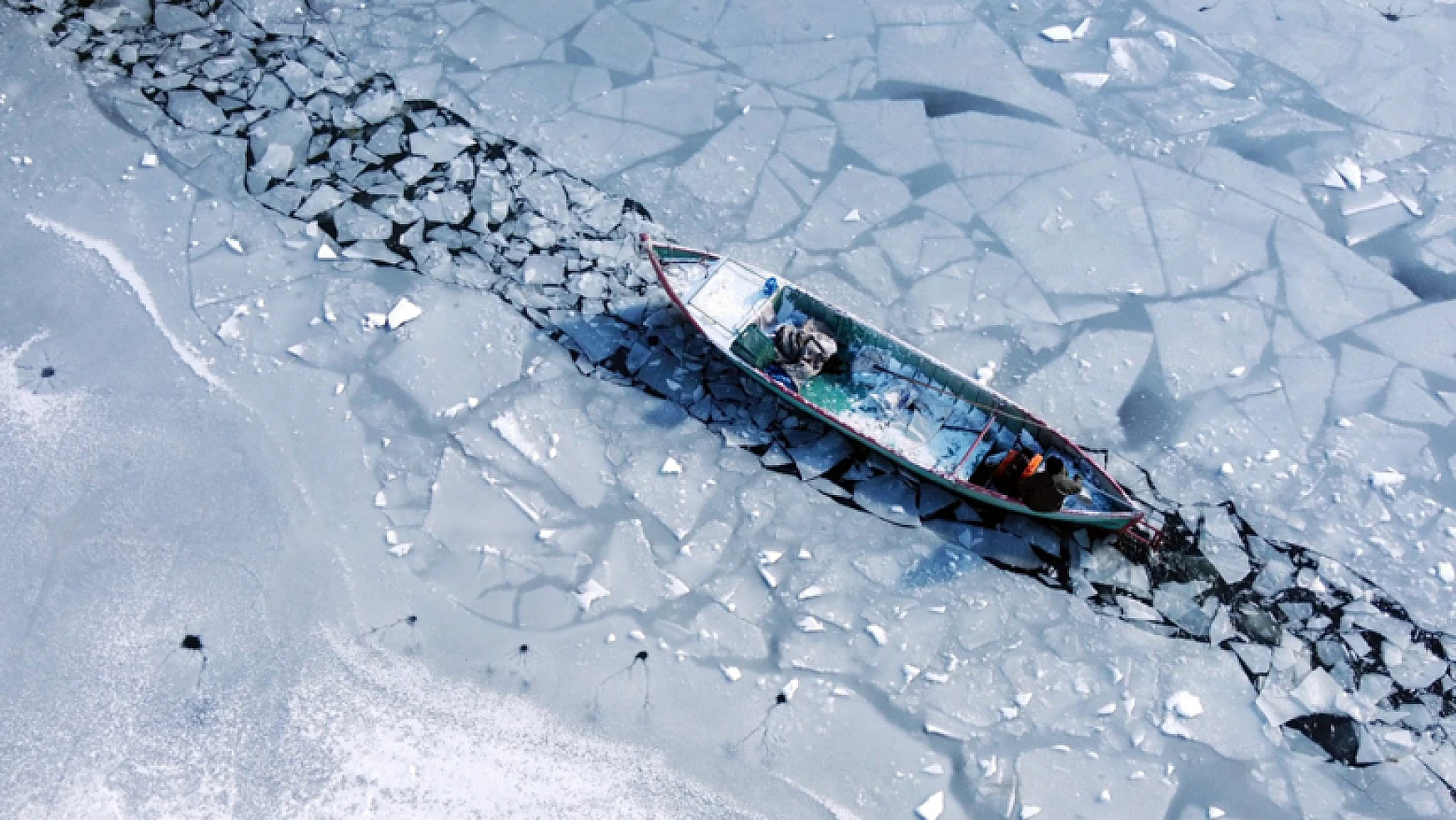 Donan Beyşehir Gölü'nün buzla kaplı yüzeyinde yürüyenlere 'tehlike' uyarısı