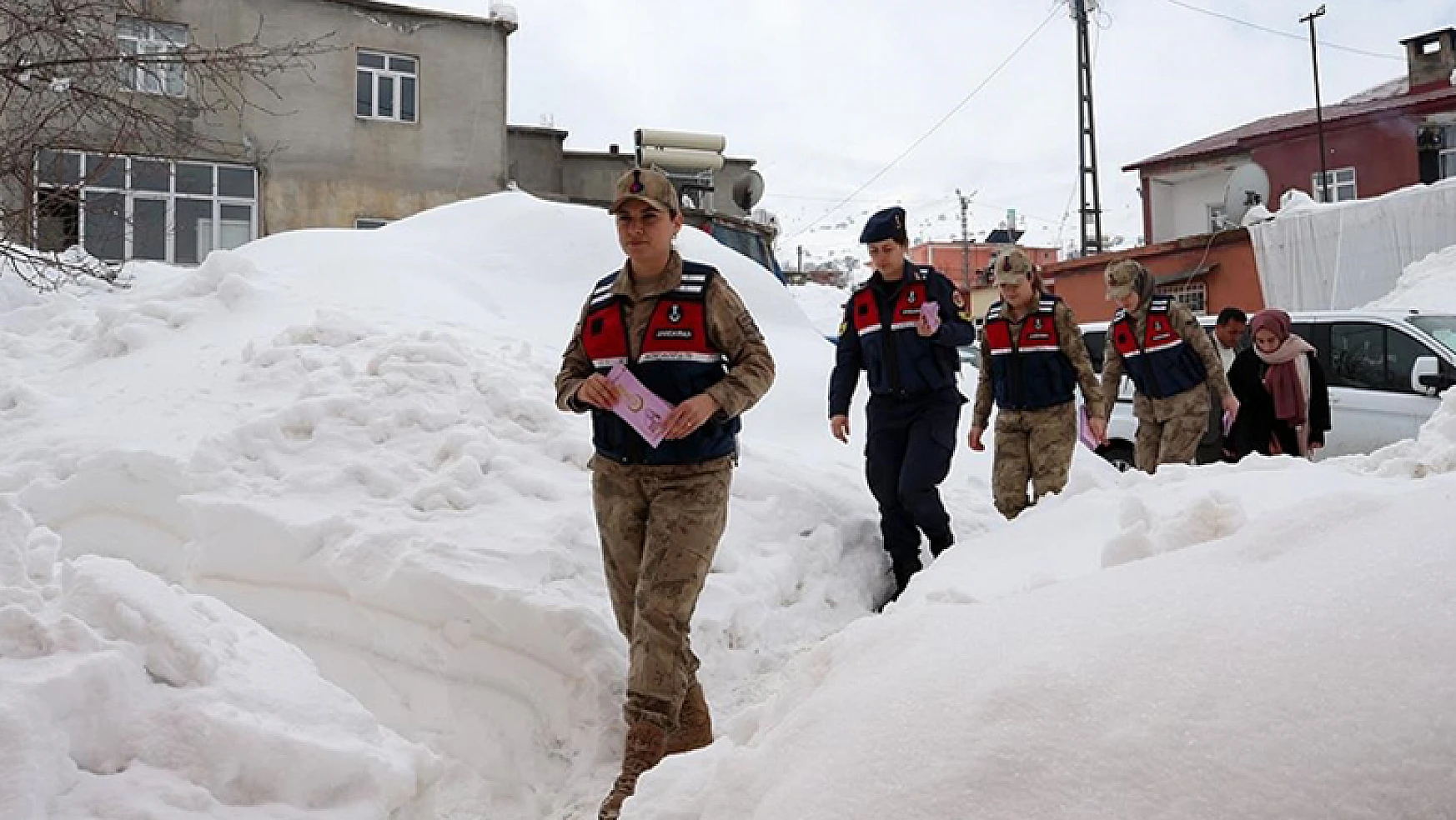 Kadın komutanlar karlı yolları aşarak köylerde KADES'i tanıtıyor