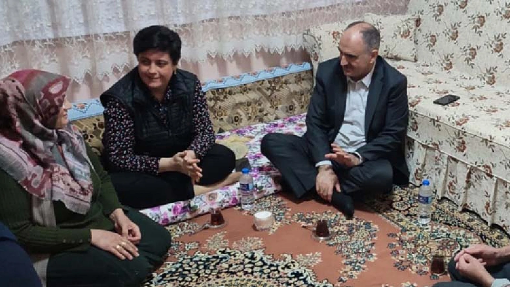 Vali Özkan vatandaşların iftar sofralarına misafir oluyor