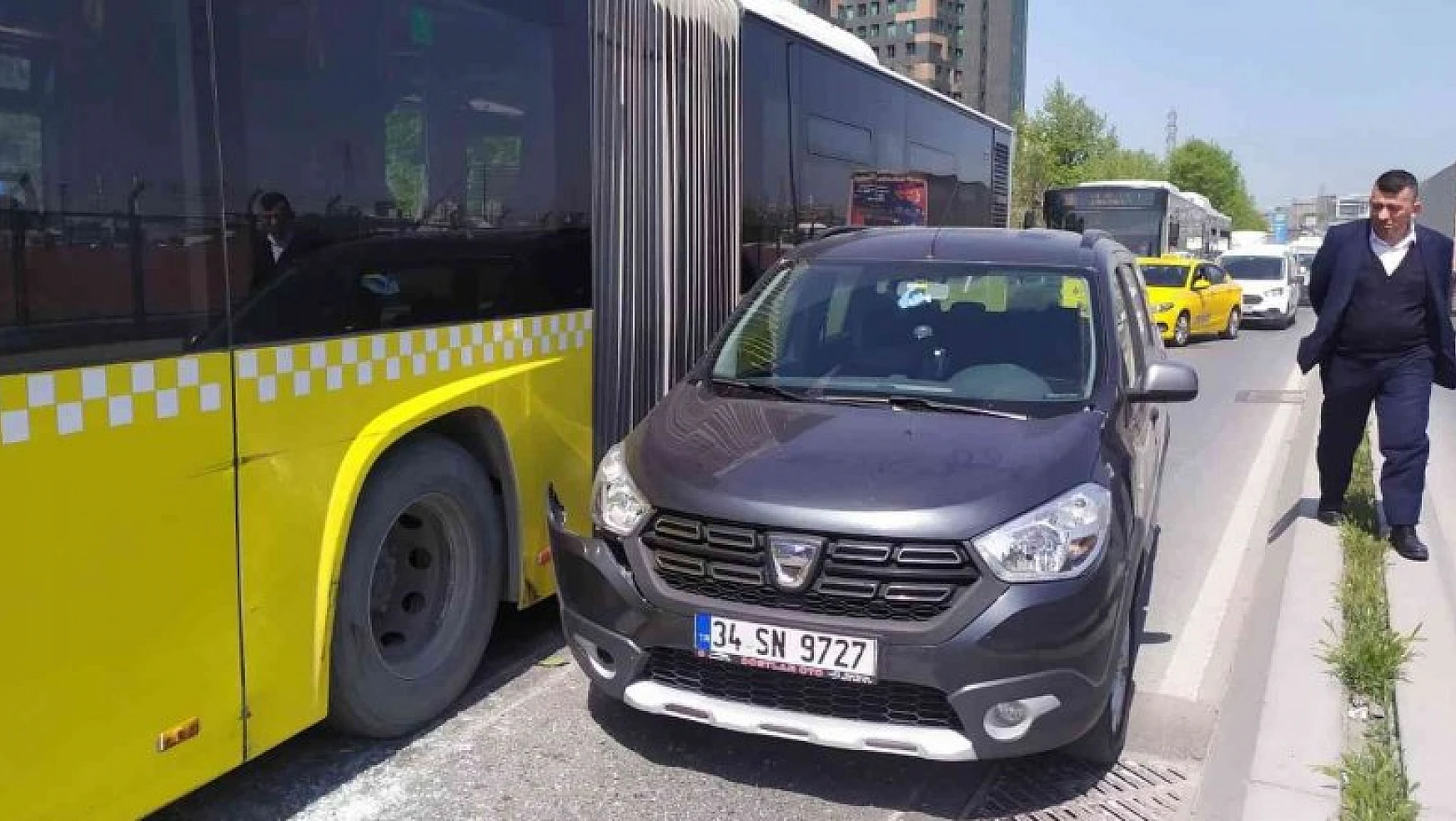 Küçükçekmece'de İETT otobüsü zincirleme kazaya karıştı: 14 yaralı