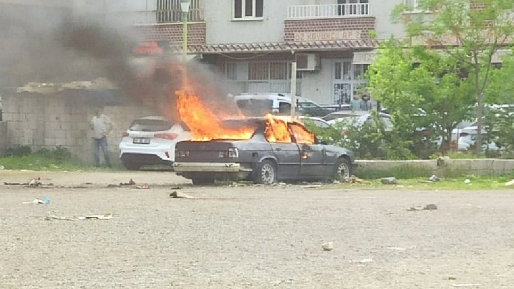 Siirt'te park halindeki bir otomobil yandı