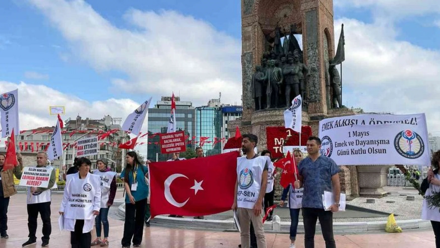 Hep-Sen ile Sahim-Sen Taksim'e çelenk bıraktı
