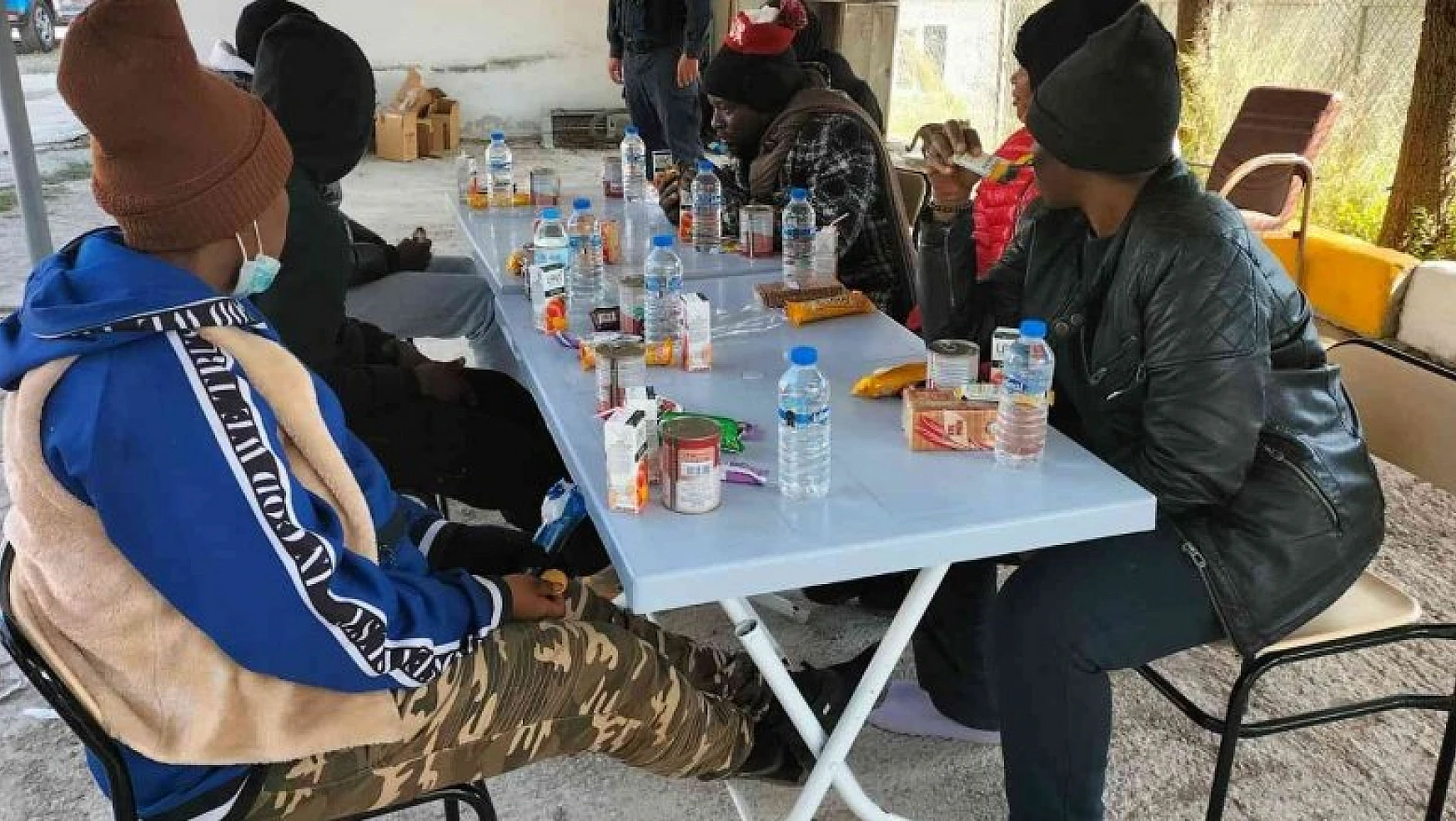 Aç ve susuz kalan düzensiz göçmenlere jandarma şefkati