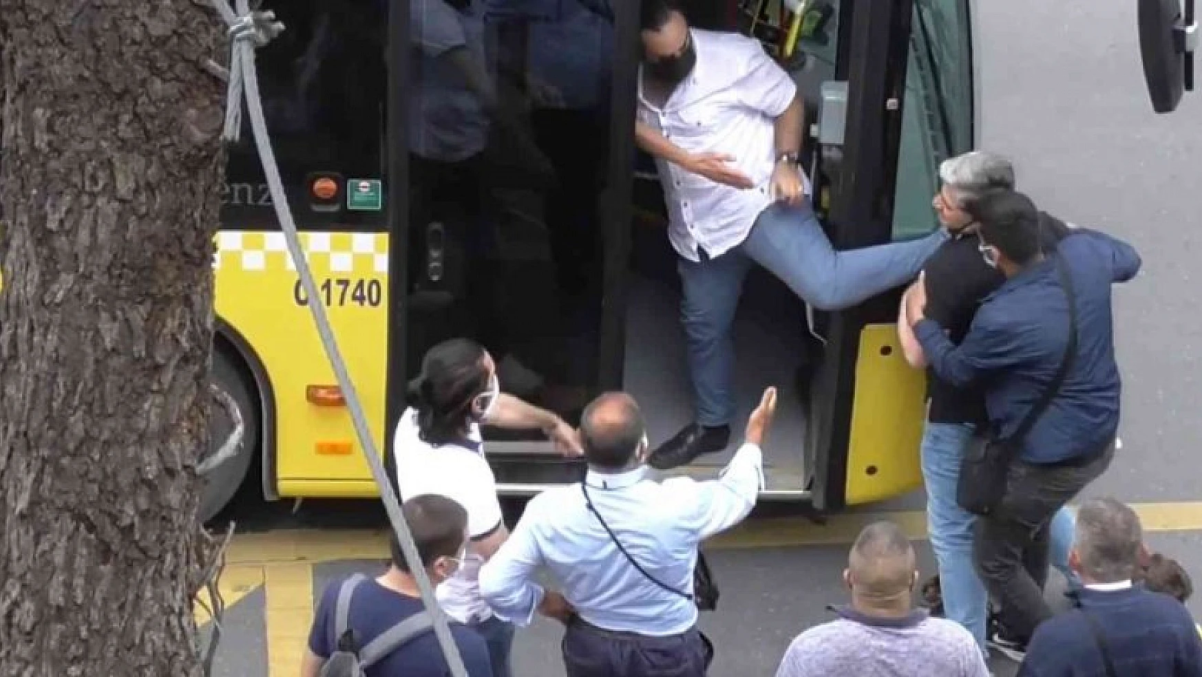 Kadıköy'de durak kavgası: İETT şoförü ile yolcu birbirine girdi