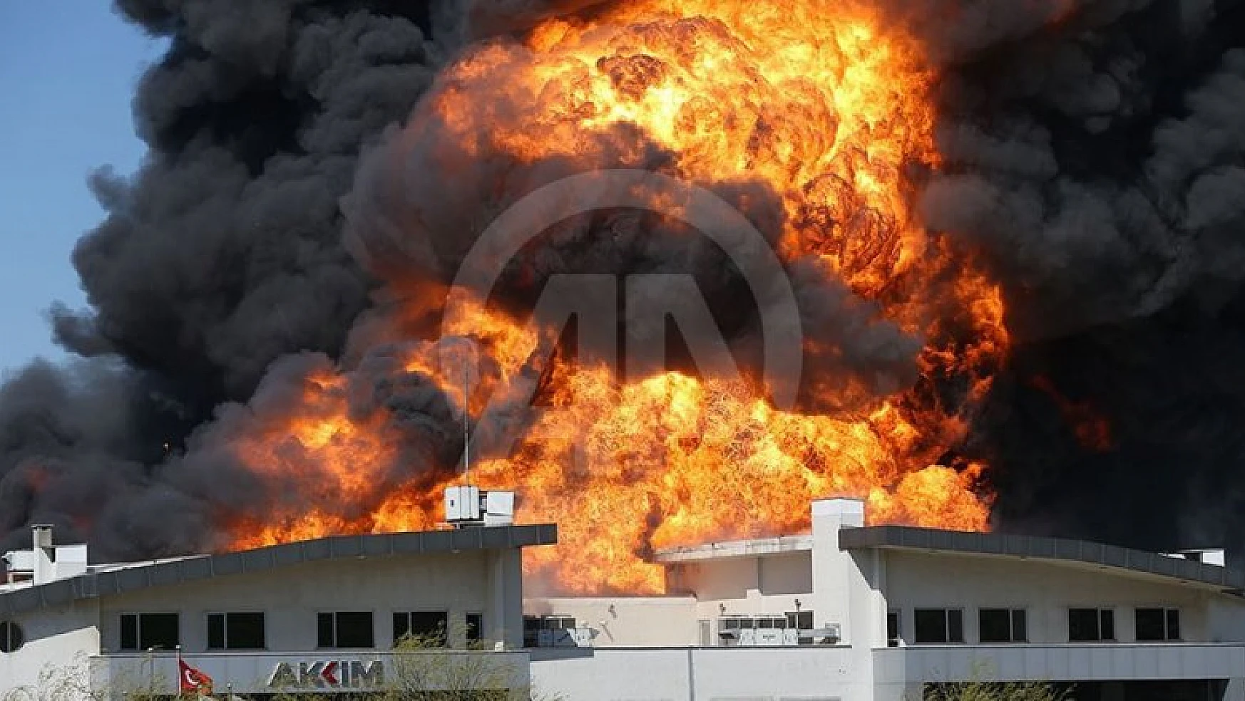 Arnavutköy'de fabrika yangınI! Çok sayıda ekip olay yerinde