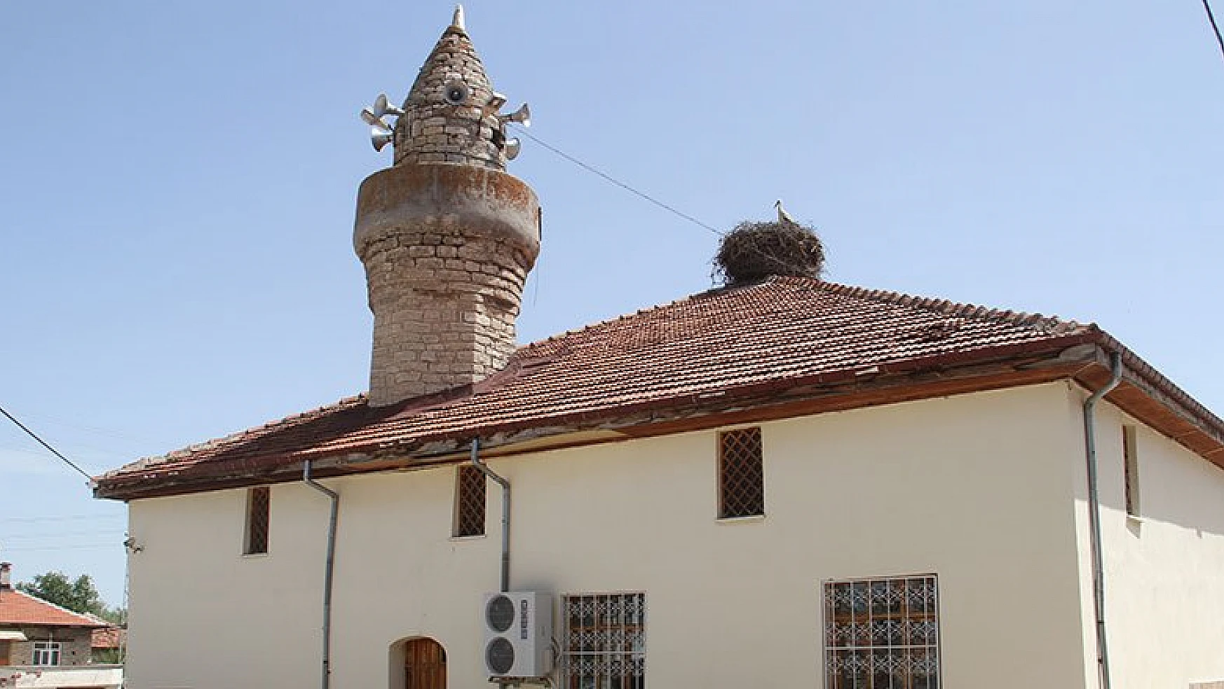 Konya'daki tarihi caminin çatısı leyleklere yuva oldu