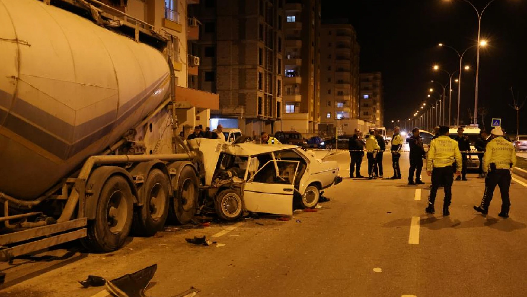 Adana'da otomobil tıra arkadan çarptı! Kağıt gibi parçalandı: Ölü ve yaralı var!