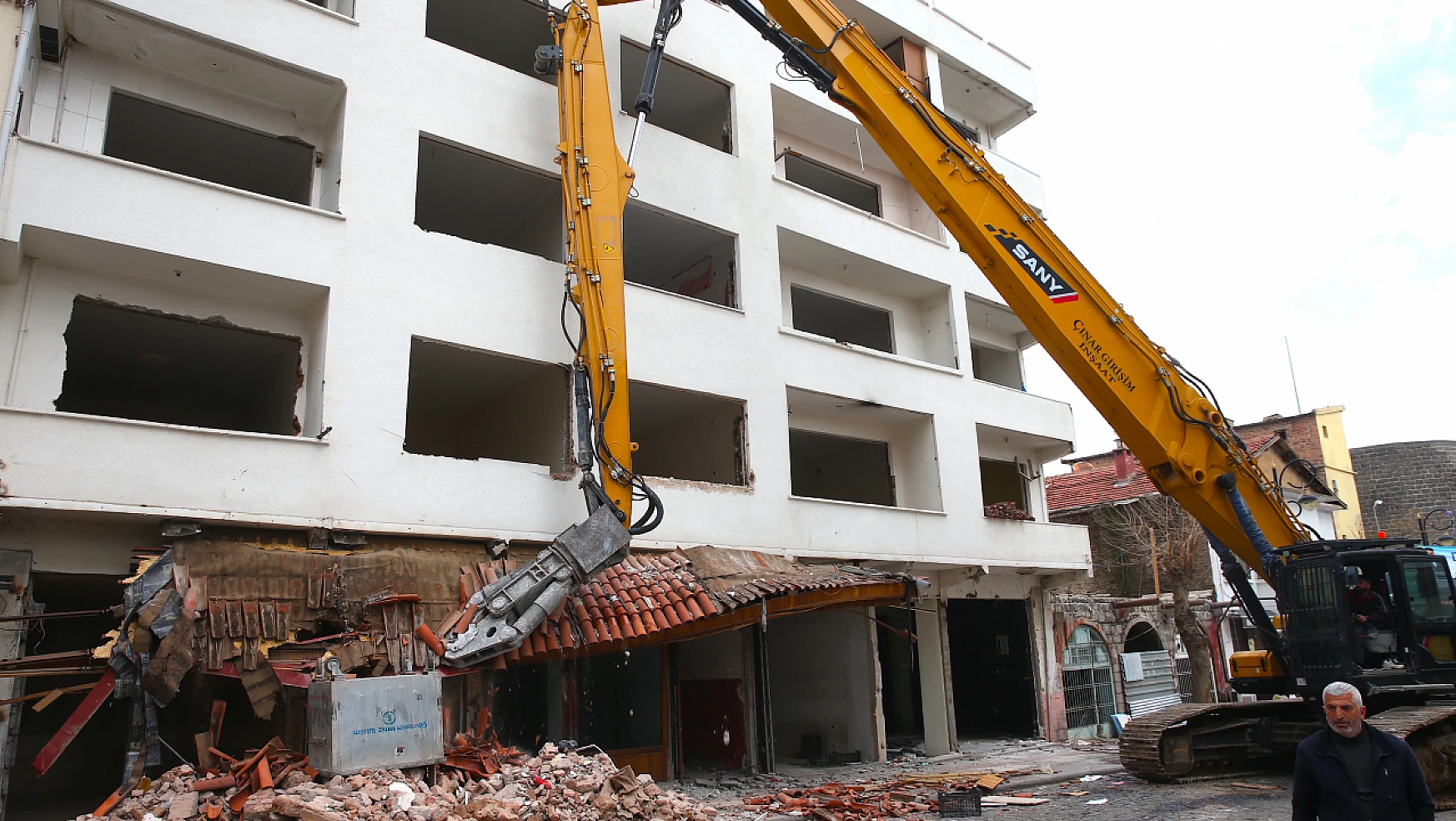 Ağır hasarlı binaların 4 bin 362'sinin yıkım çalışması tamamlandı
