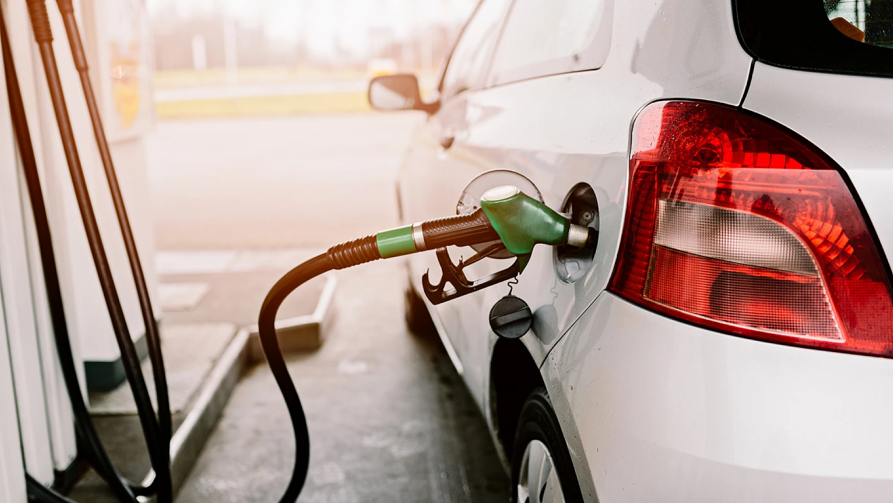 Akaryakıt zamları kara kara düşündürüyor: Bir litre benzin, motorin ve LPG ile kaç km yol gidilir? Ayrıntılar haberimizde...