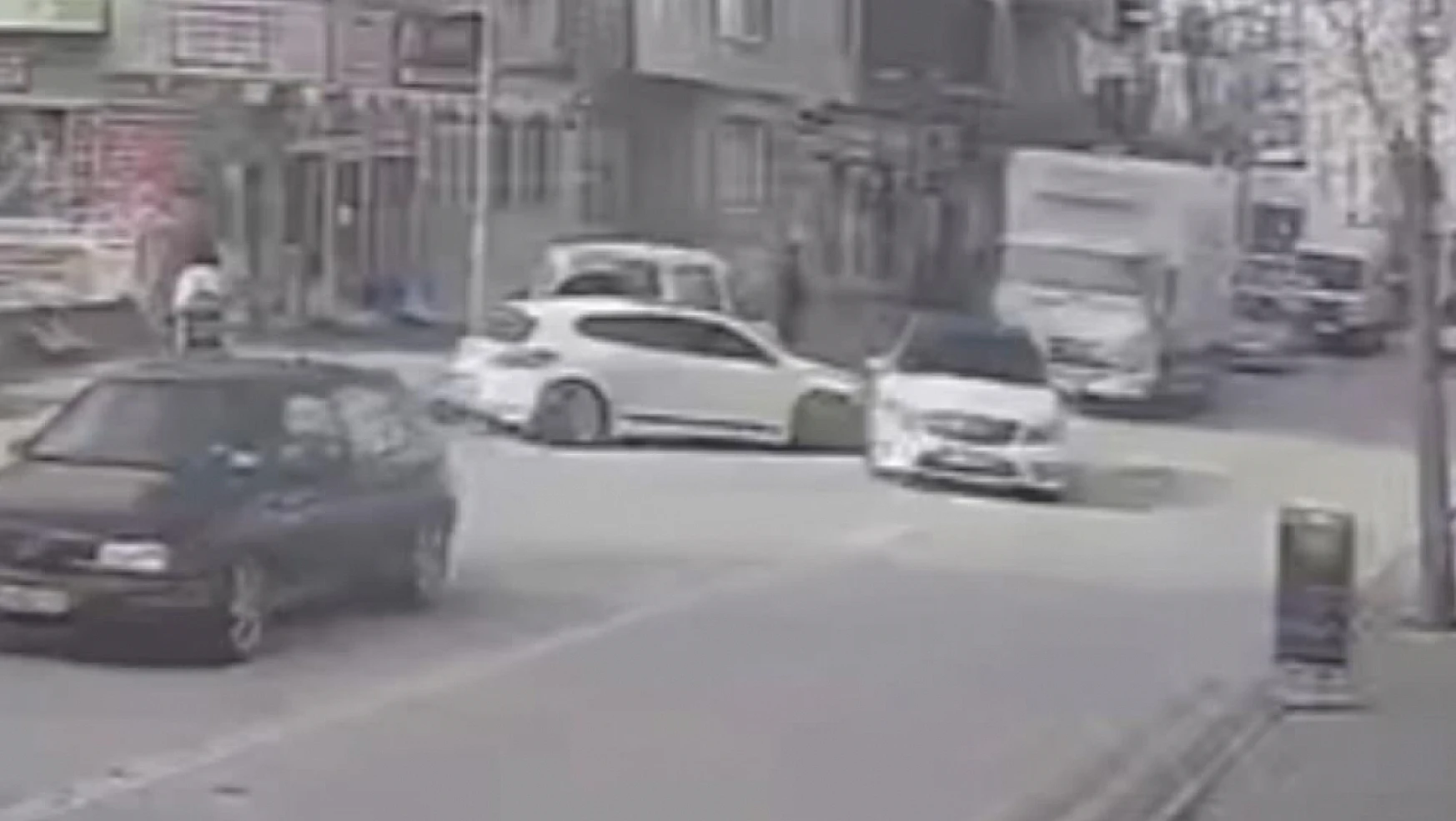 Aksaray'da bir garip kaza: Polisten kaçarken kaza yaptı, kaza yerinden de kaçtı!