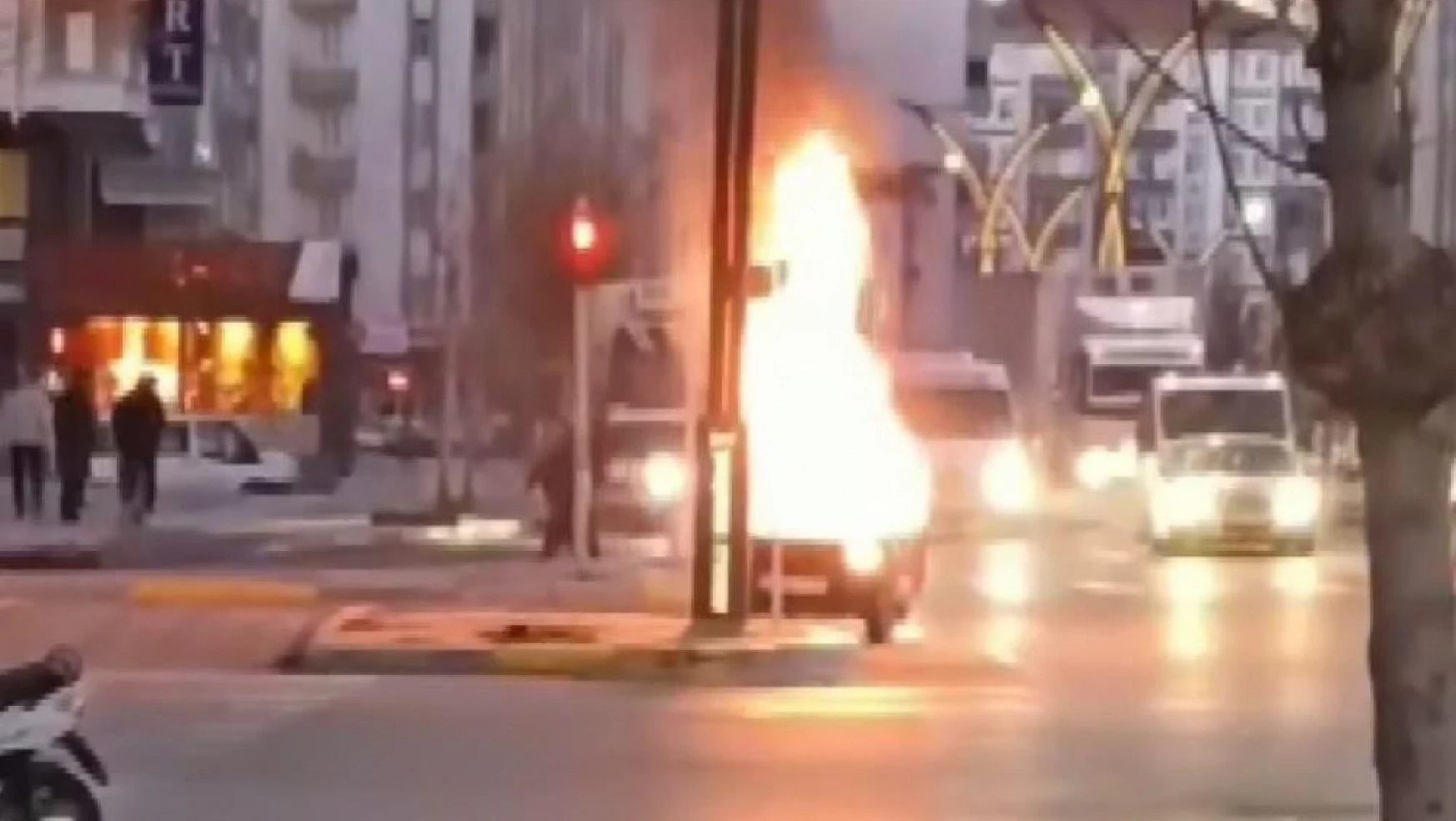 Aksaray'da elektrik kablolarından yanmaya başlayan araç küle döndü