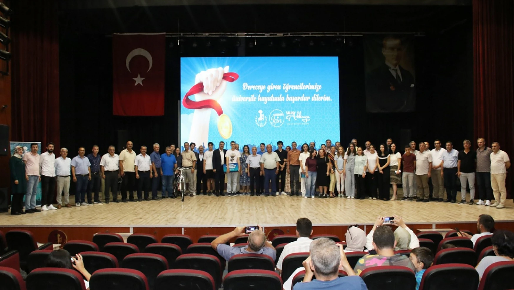 Akşehir Belediyesi başarılı öğrencileri ödüllendirdi