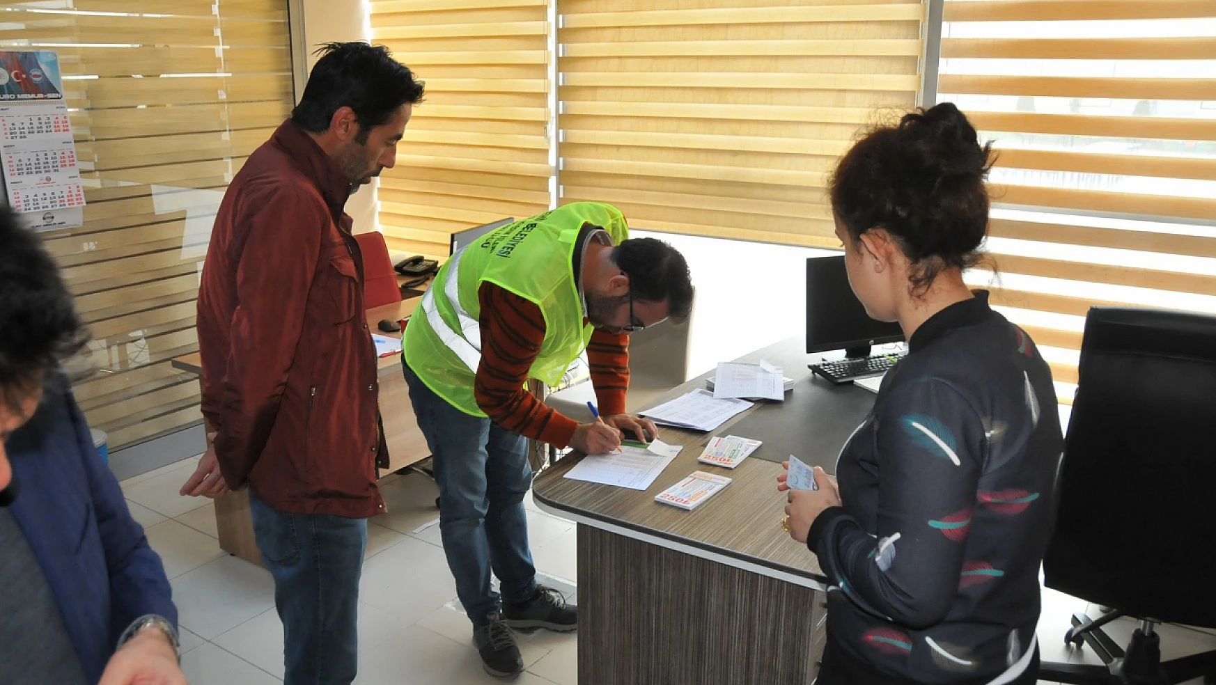 Akşehir Belediyesinden depremzedelere yardım çeki