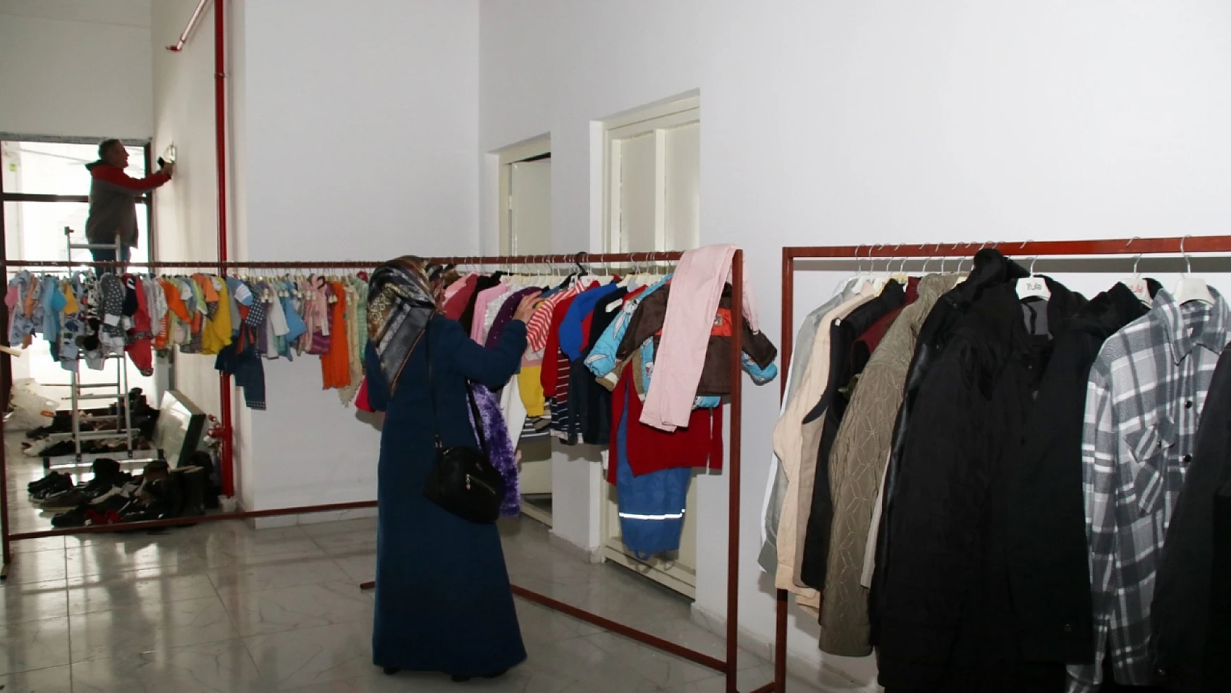 Akşehir'de depremzedeler için ücretsiz giyim mağazası açıldı