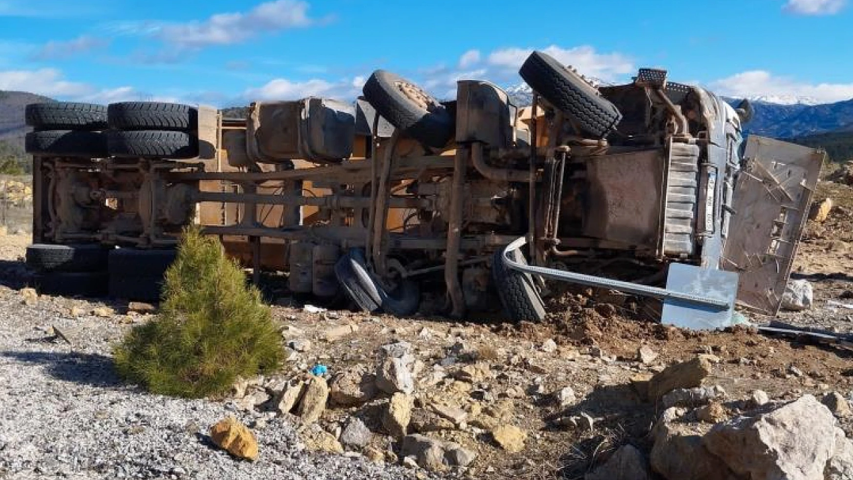 Akseki'de kum yüklü kamyon şarampole devrildi: 1 yaralı