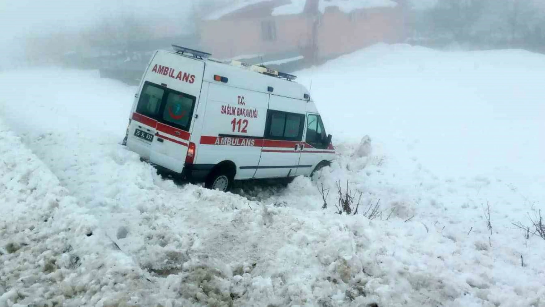 Ambulans buzlanma nedeniyle yoldan çıktı: 5 yaralı!