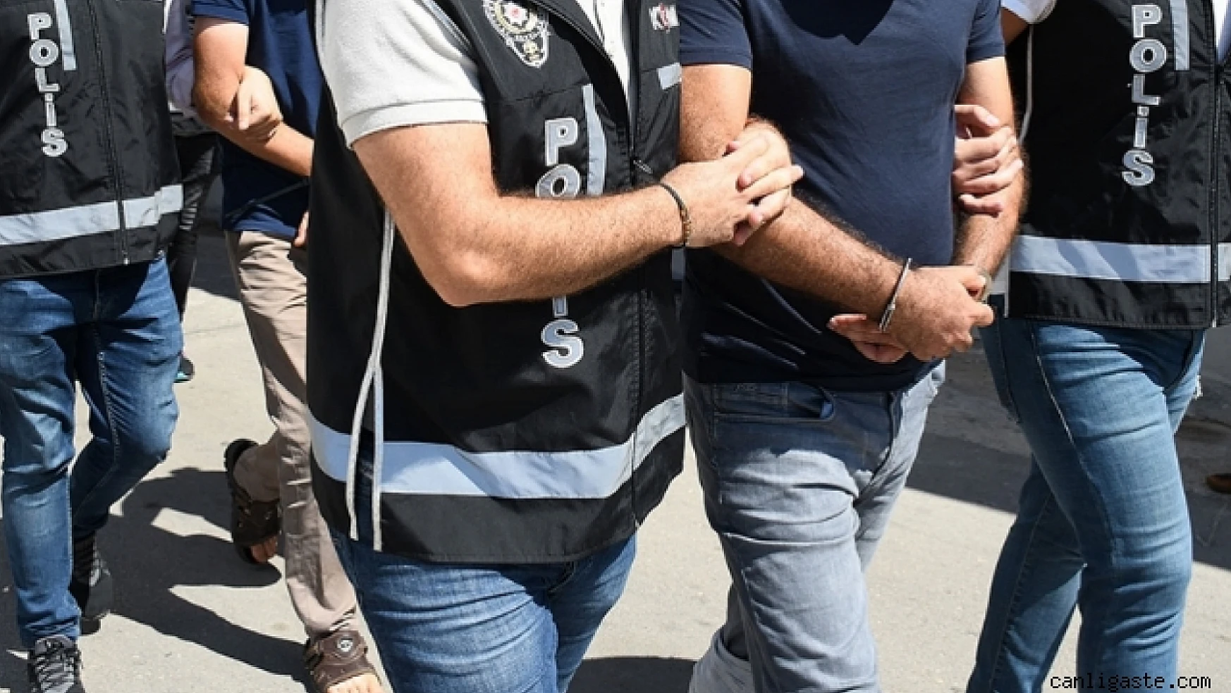 Konya'da bir araçtan 50 bin lira değerinde eşya çalan hırsızlar yakalandı