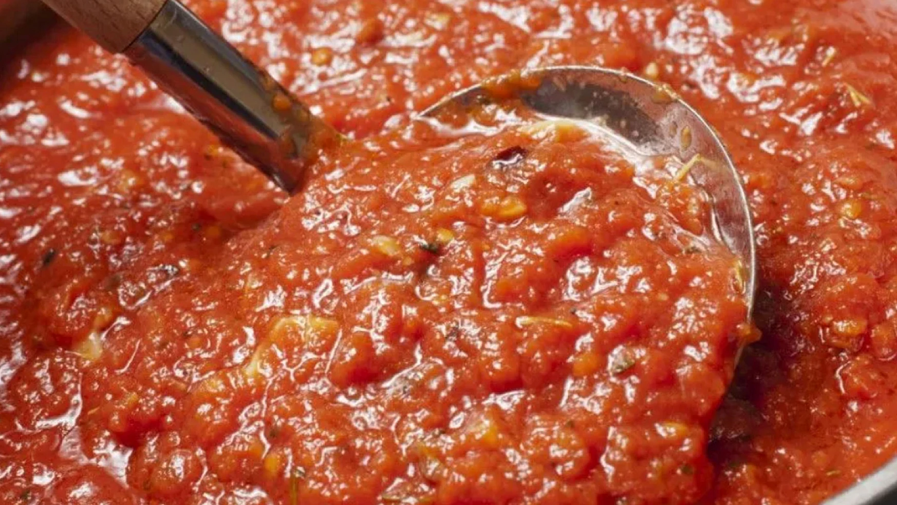 Asla bozulmayan domates konservesinin pek bilinmeyen tarafı! İçerisine 1 kaşık ekleyin