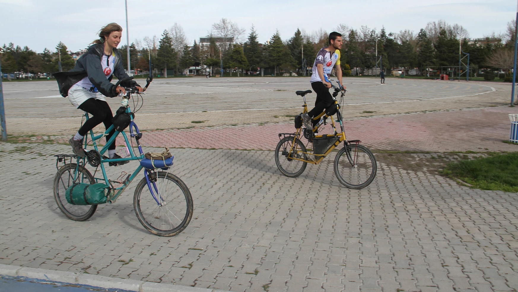 Avrupa'dan Asya'ya tura çıkan İspanyol ve İtalyan bisiklet sürücüleri Beyşehir'de mola verdi