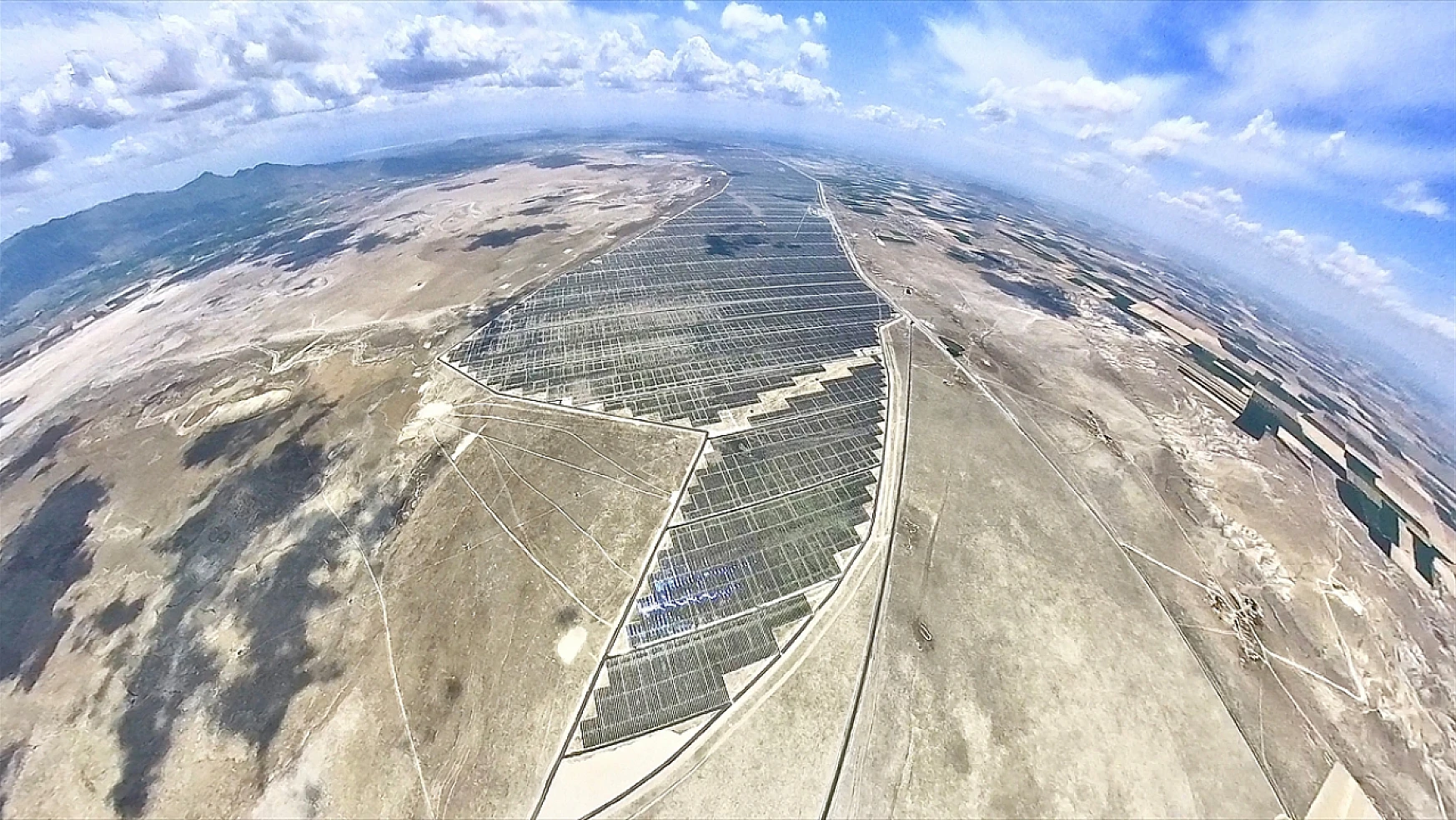 Avrupa'nın en büyük güneş enerji santralinin işte kilometrelerce yüksekten görüntüsü