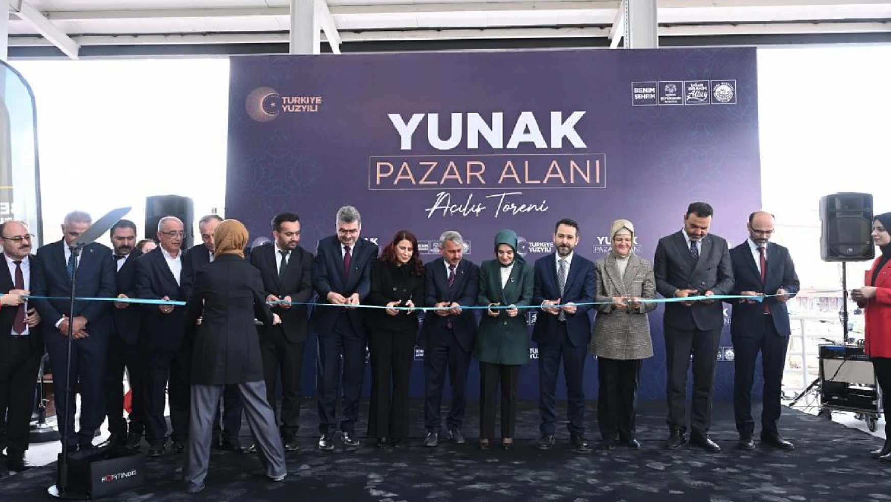 Bakan Göktaş, Konya Büyükşehir'in Yunak'a kazandırdığı kapalı pazar yerinin açılışını gerçekleştirdi!