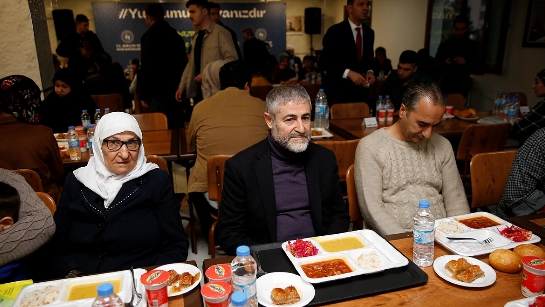 Bakan Nebati Diyarbakır'da depremzedelerle iftar yaptı