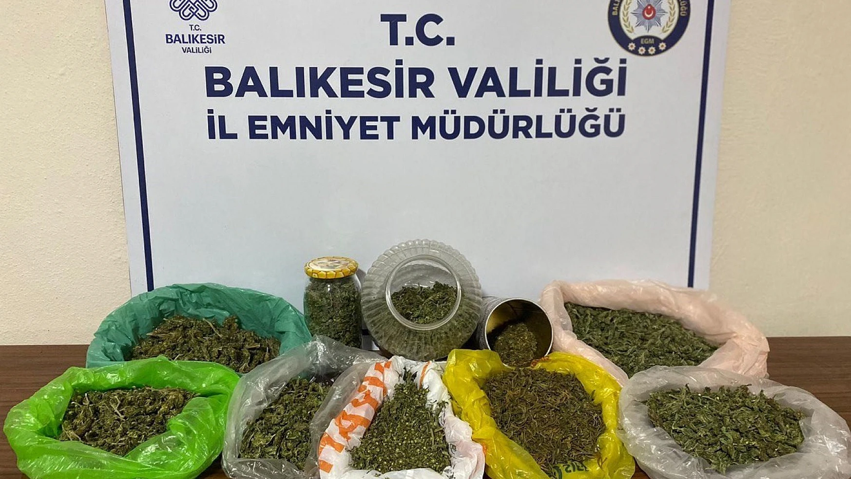 Balıkesir'de uyuşturucu baskını: 2 tutuklu