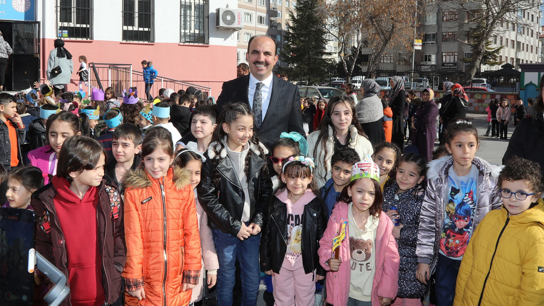 Başkan Altay'dan karne alan öğrencilere şivlilik hediyesi