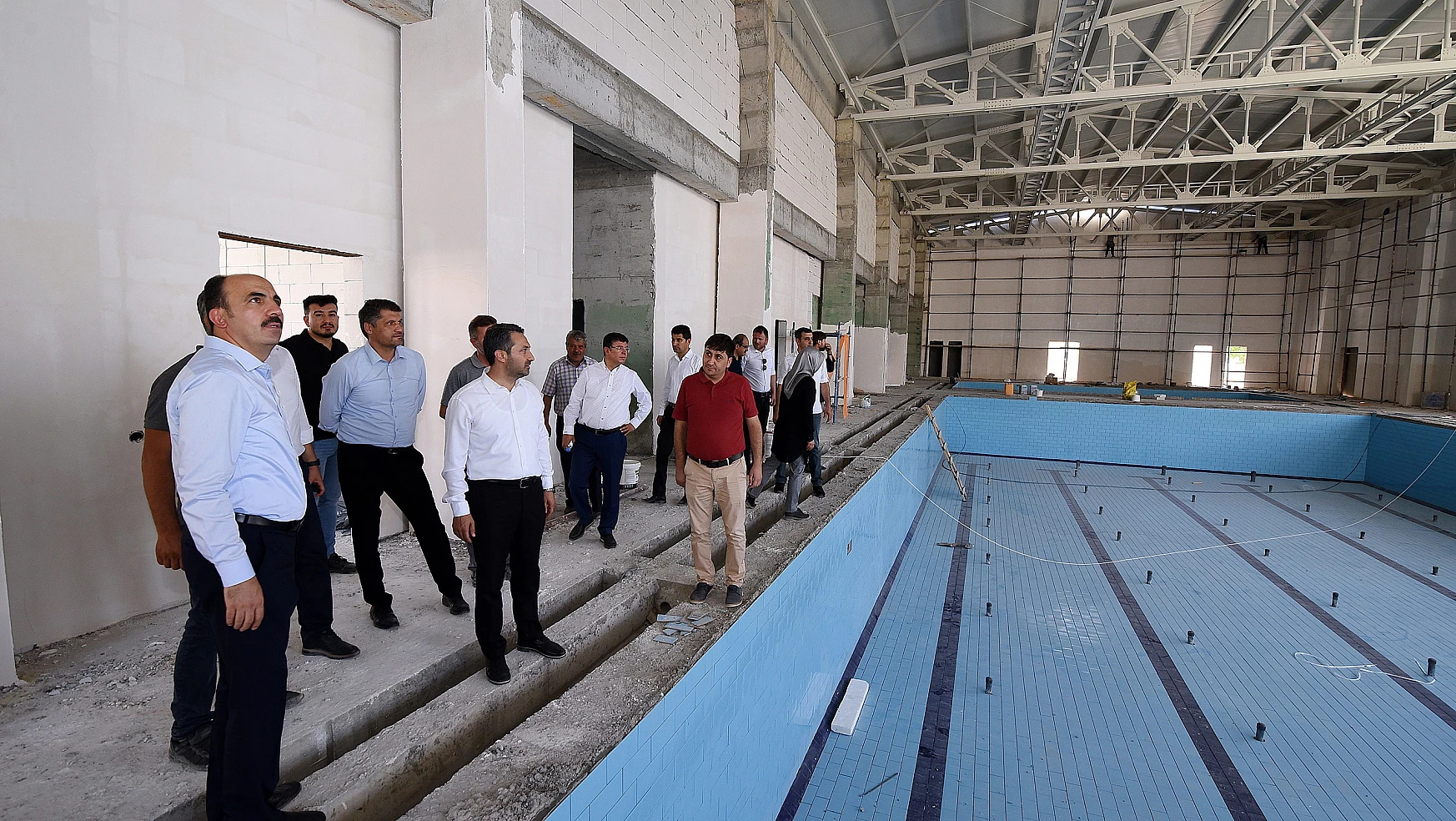 Başkan Altay Ereğli Yarı Olimpik Yüzme Havuzunu inceledi