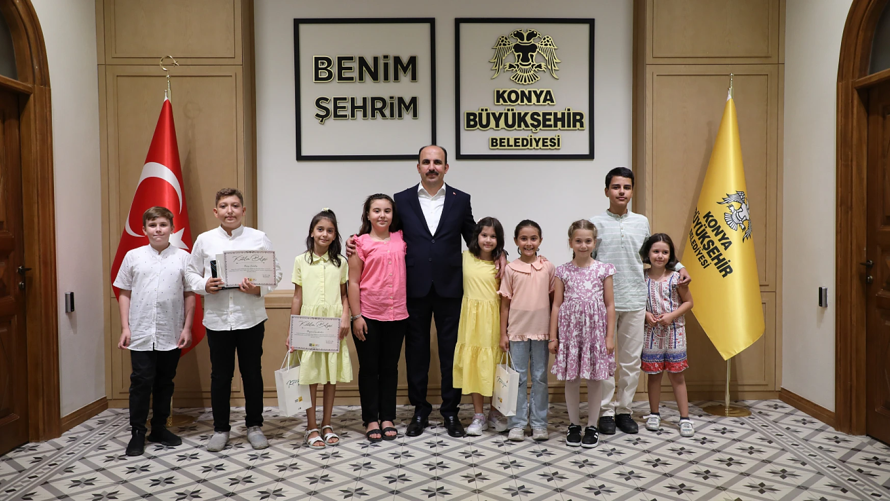 Başkan Altay Yaz okulunda başarılı olan öğrencilere hediye verdi