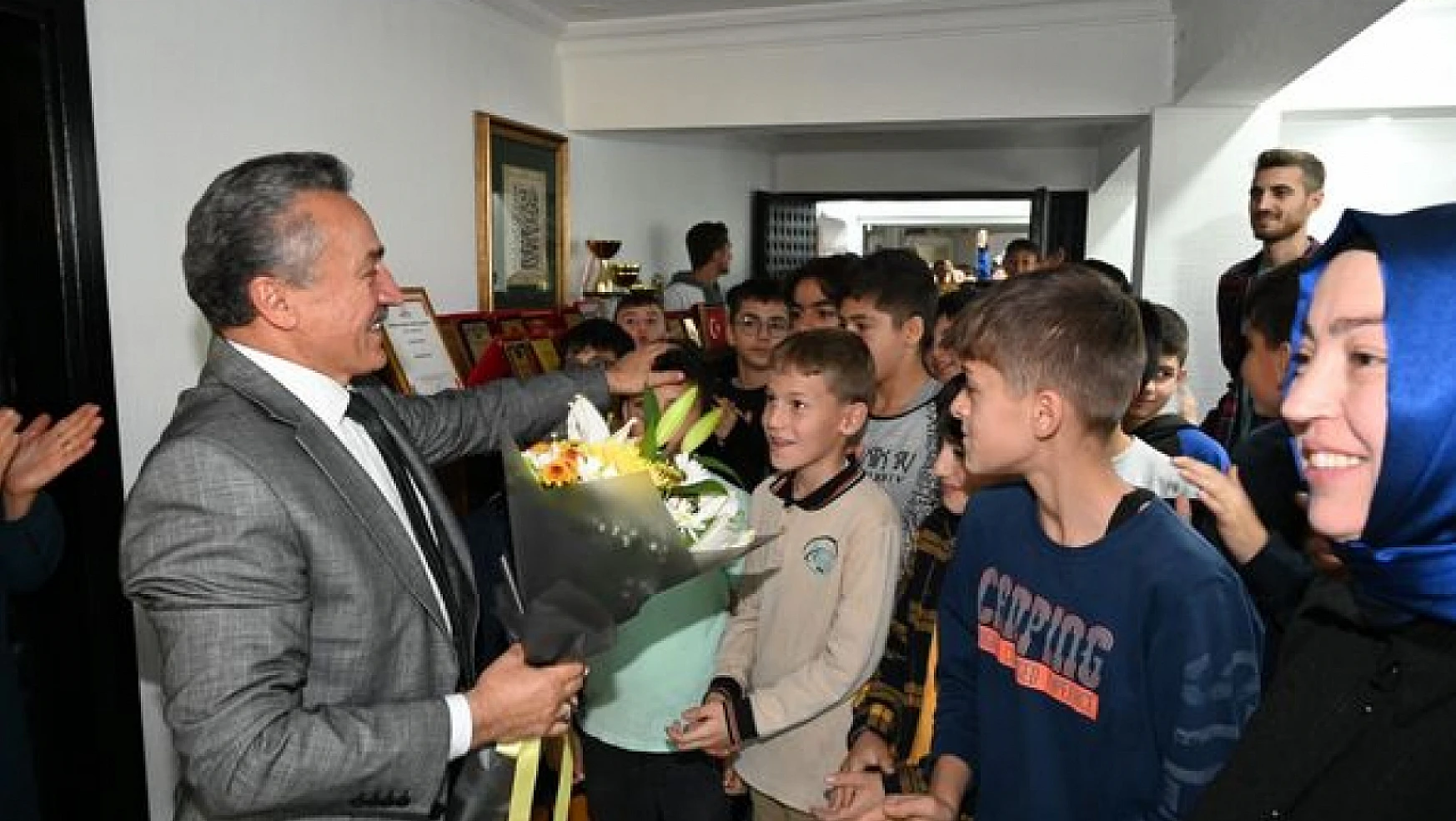 Başkan Tutal'a öğrencilerden sürpriz ziyaret