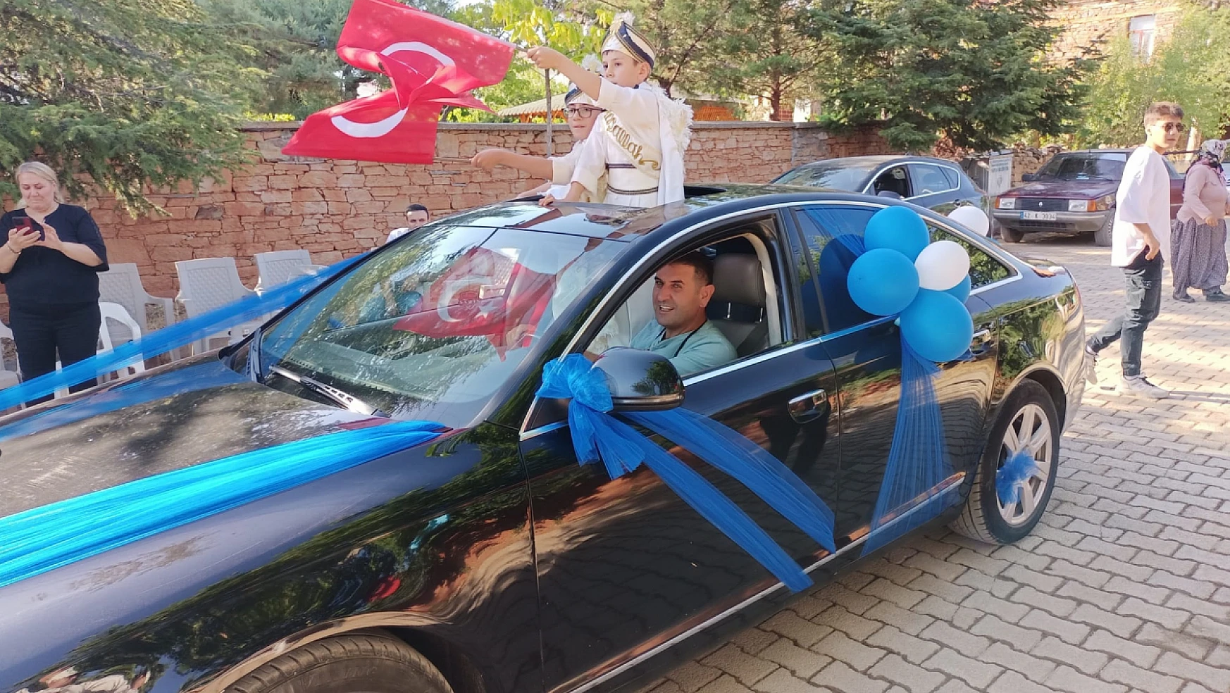 Belediye başkanı makam aracını sünnet arabası yaptı