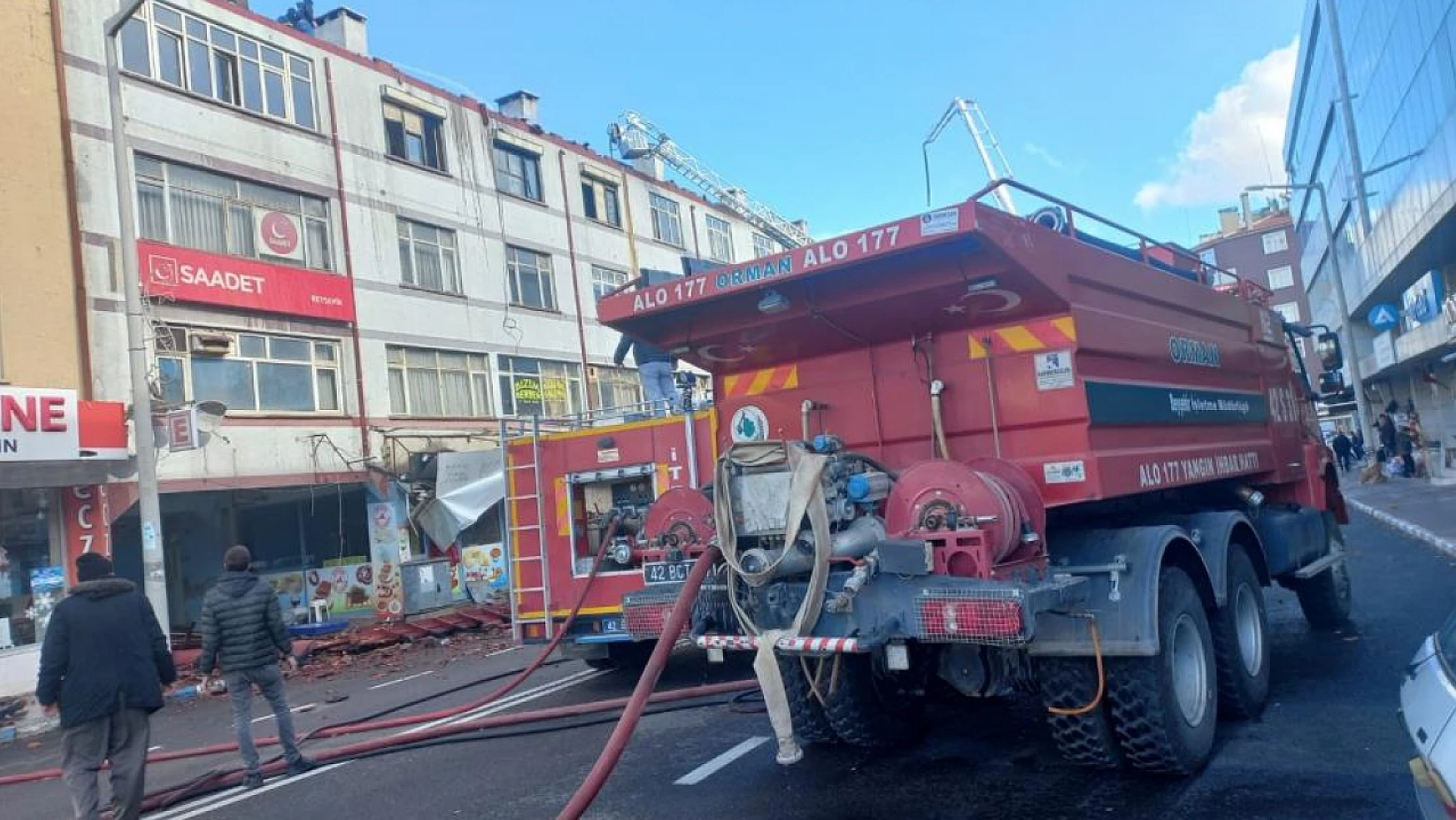 Beyşehir'de 4 katlı iş hanının çatısında korkutan yangın