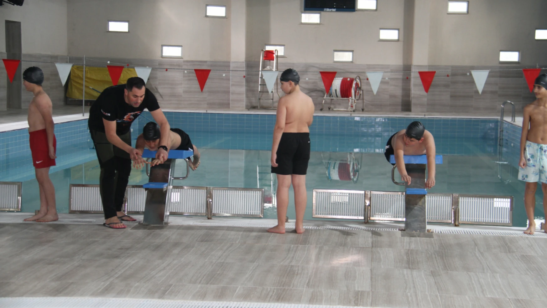 Beyşehir'de yari olimpik yüzme havuzu hizmete girdi