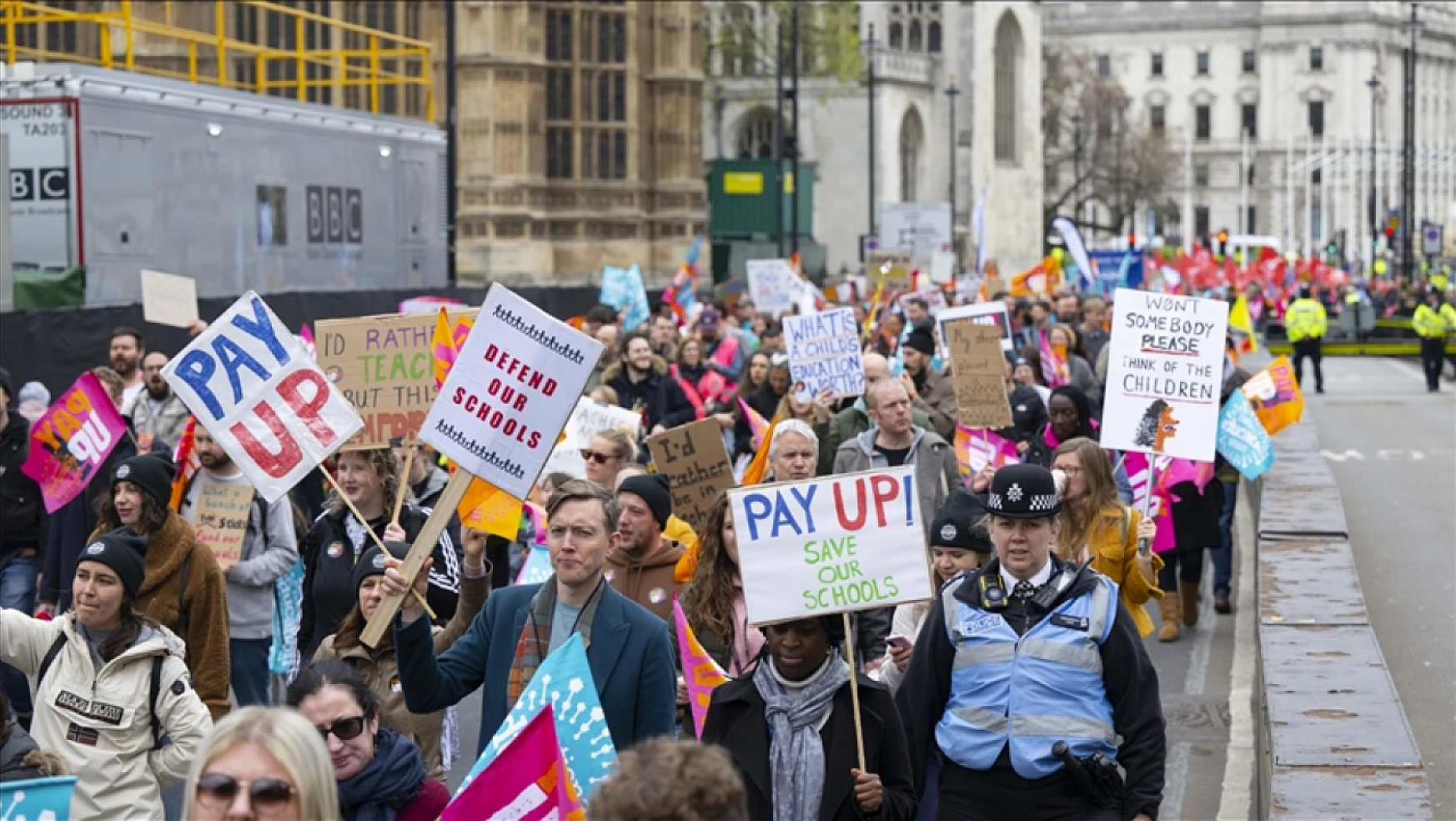 Binlerce öğretmen Londra'da maaş artışı talebiyle Başbakanlığa yürüdü