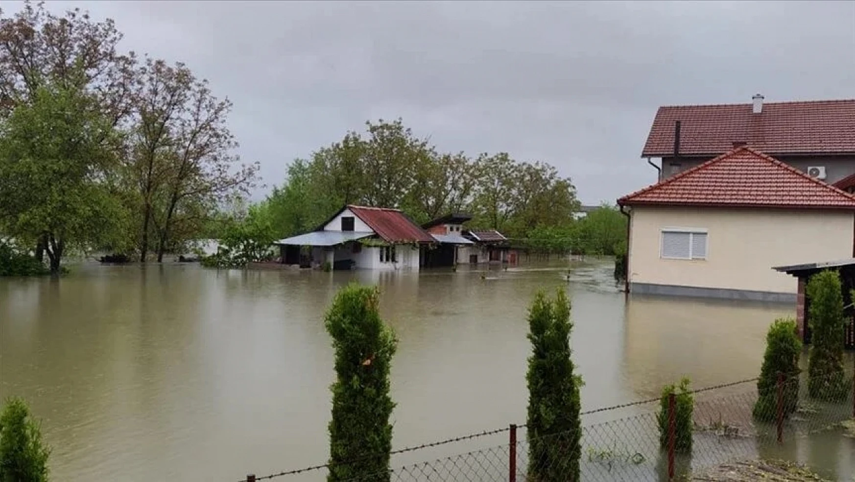 Bosna Hersek'teki sel hayatı felç etti