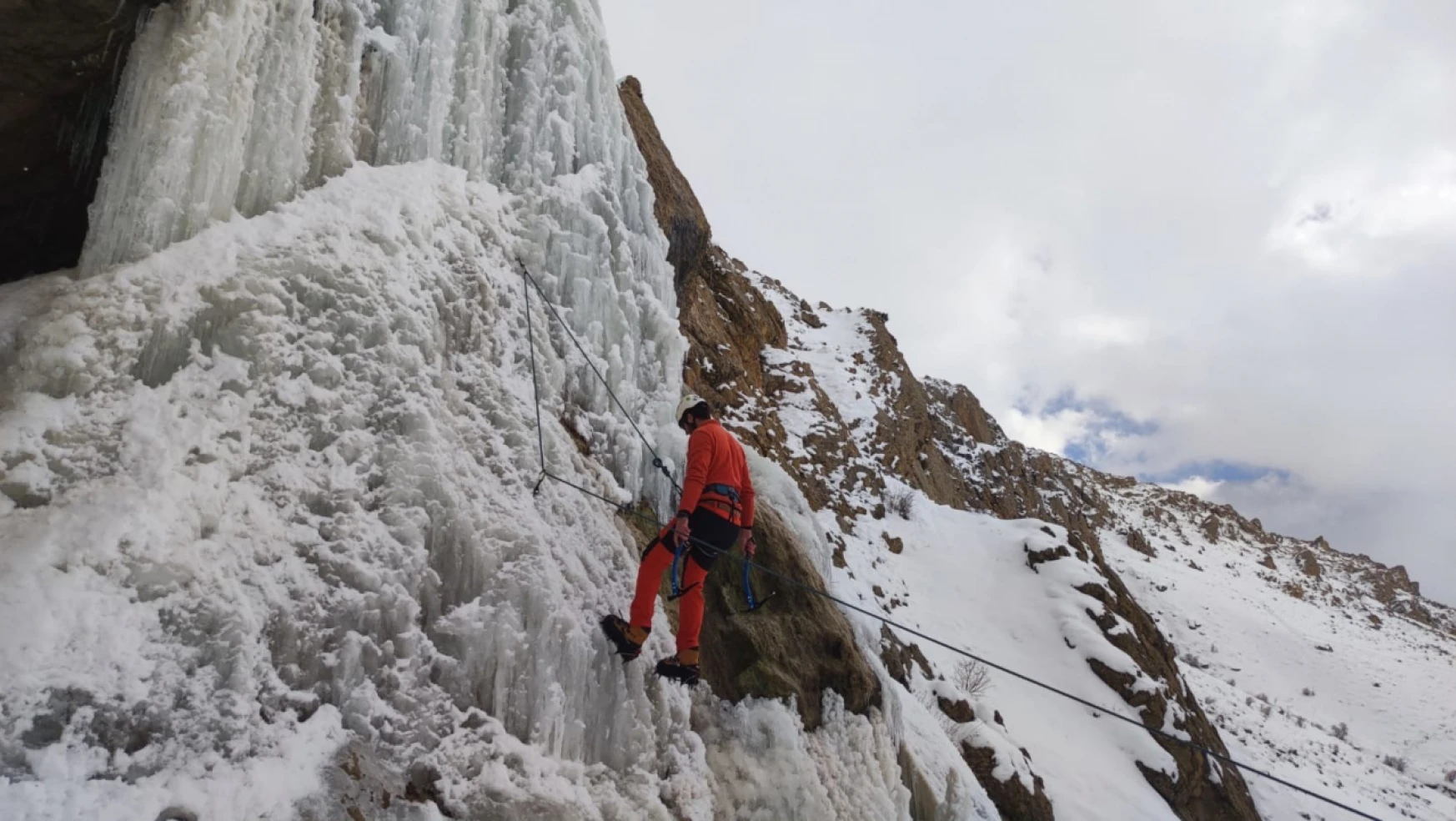 Buz tırmanışı yapan dağcılara küresel ısınma engeli!