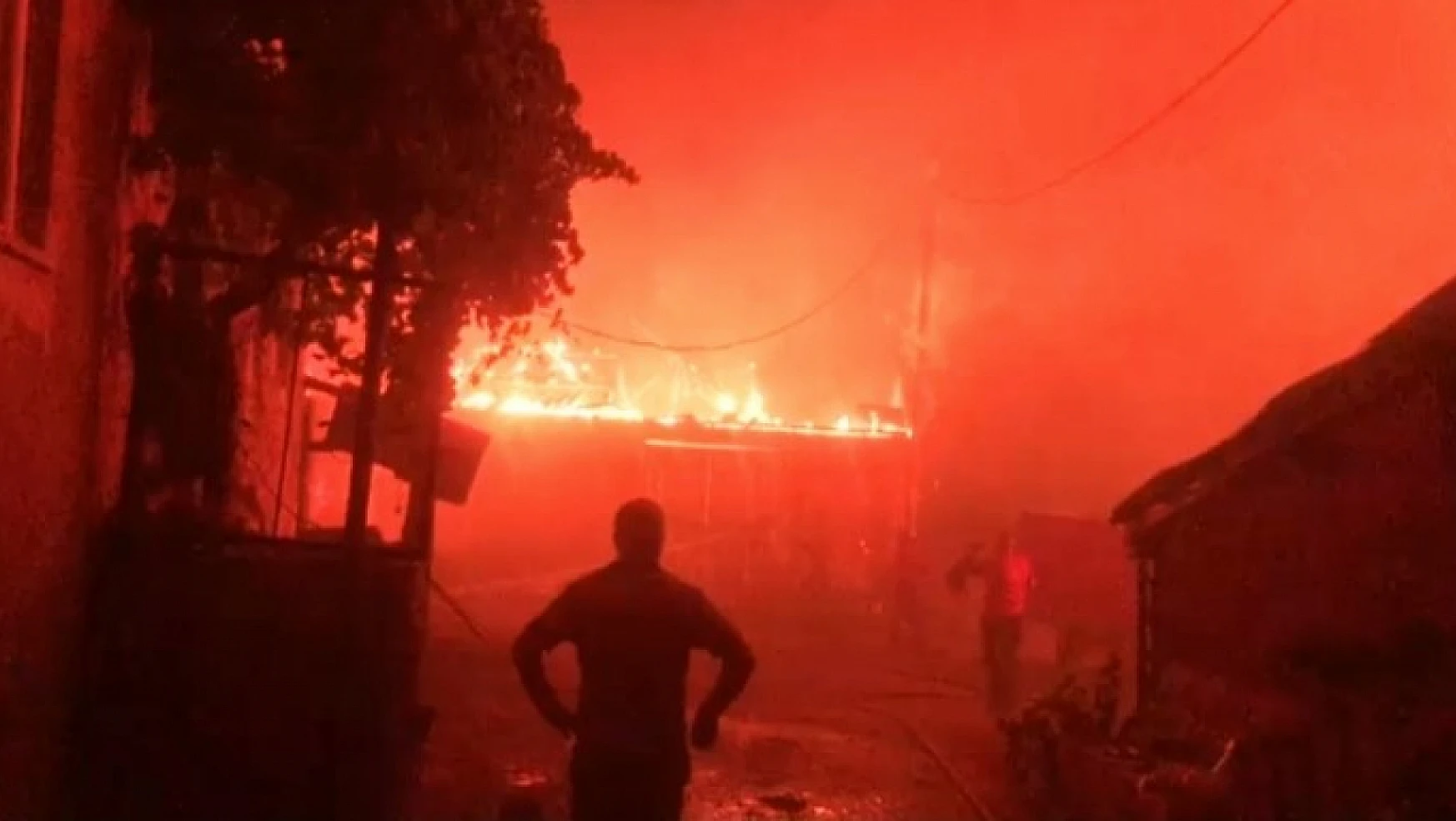 Çanakkale'de evler alev alev yanıyor