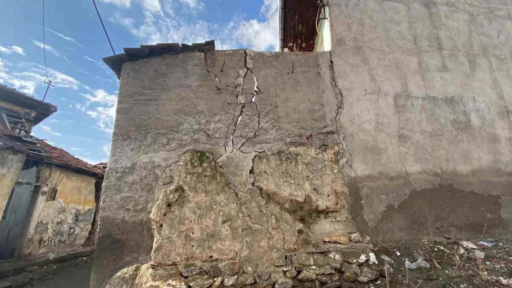 Hiçbir deprem ders olmuyor: Çatlayan duvara telle çözüm aradılar!