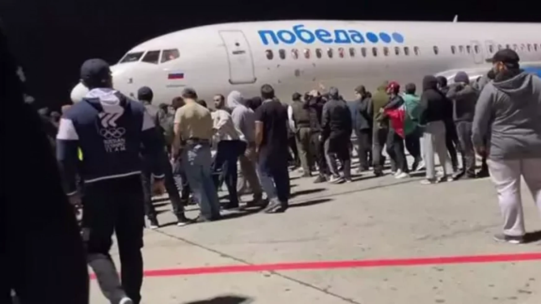 Dağıstan'da yüzlerce kişi havaalanını bastı! Tel Aviv'den gelen uçağın geri gönderilmesini istedi!