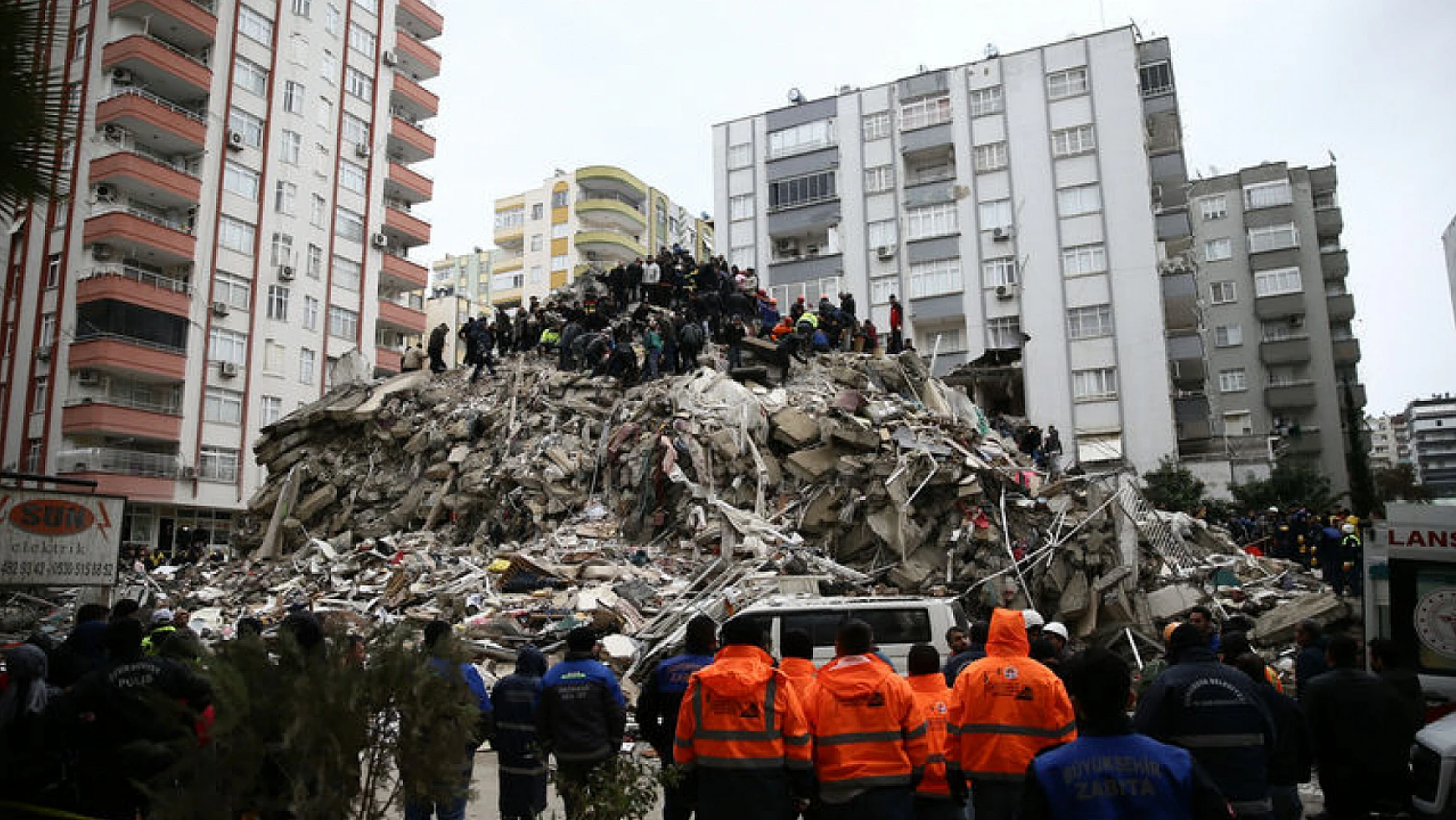 Depremde binaların yıkılması ile 42 kişi tutuklandı