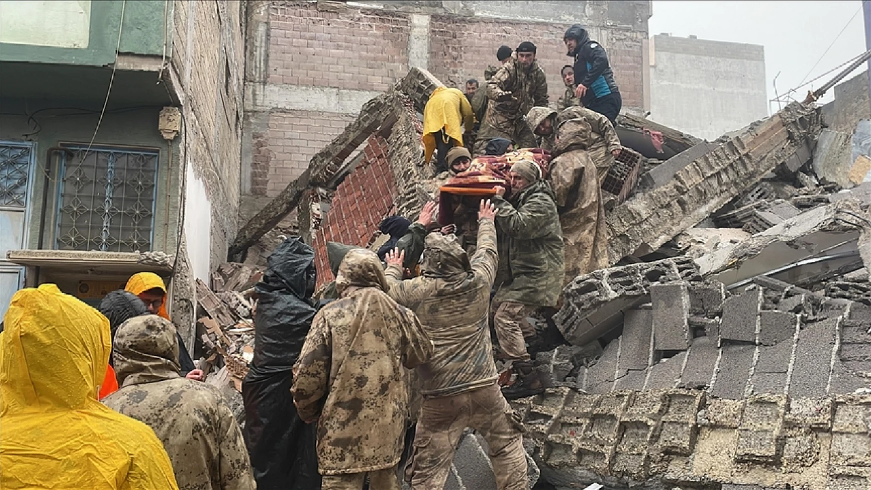 Depremde bilanço ağırlaşıyor: 284 ölü, 2 bin 323 yaralı
