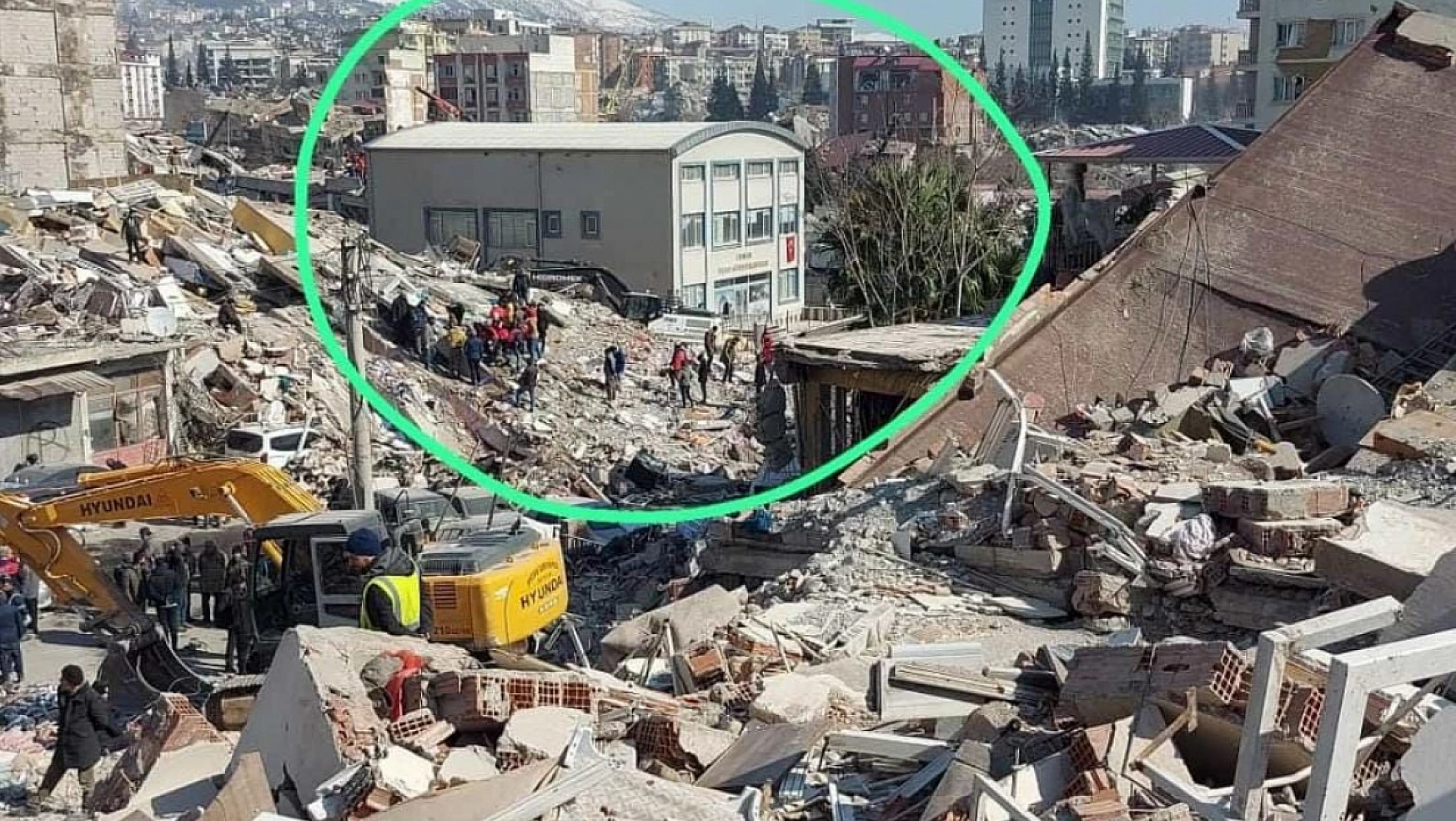 Depremin merkez üssünde ayakta kalan tek bina