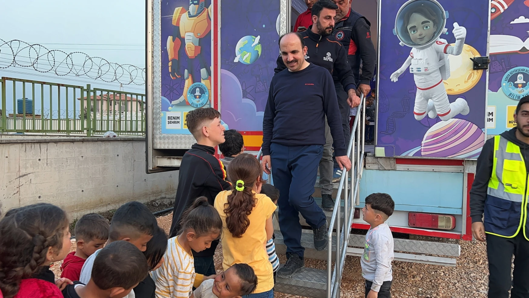 Depremzede çocuklar Konya Büyükşehir'in Bilim TIRI'nda moral buluyor